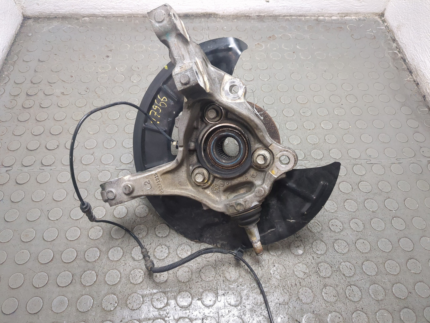 Кулак поворотный передний левый