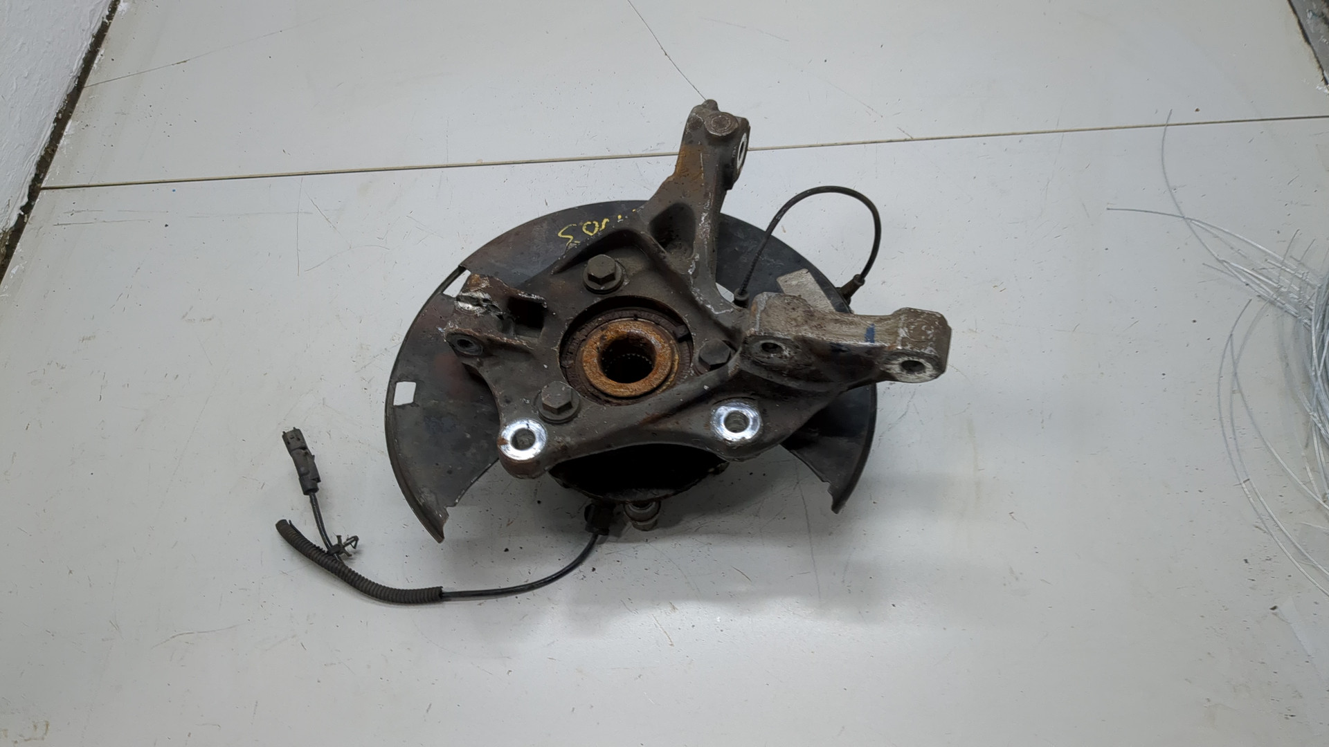 Кулак поворотный передний левый