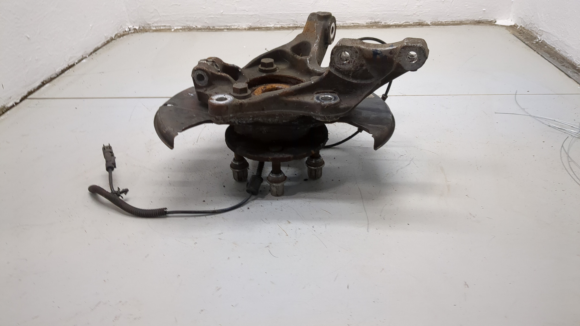 Кулак поворотный передний левый