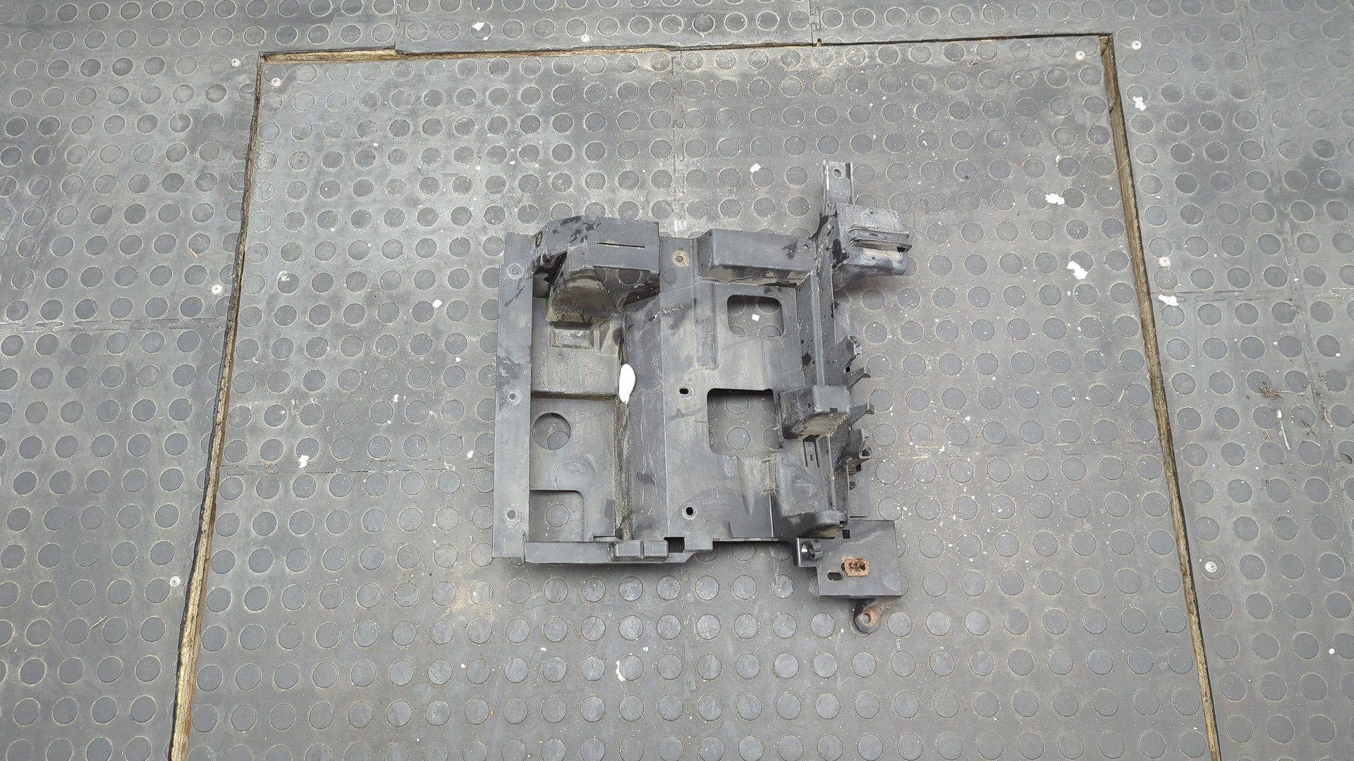 Кронштейн фар левый