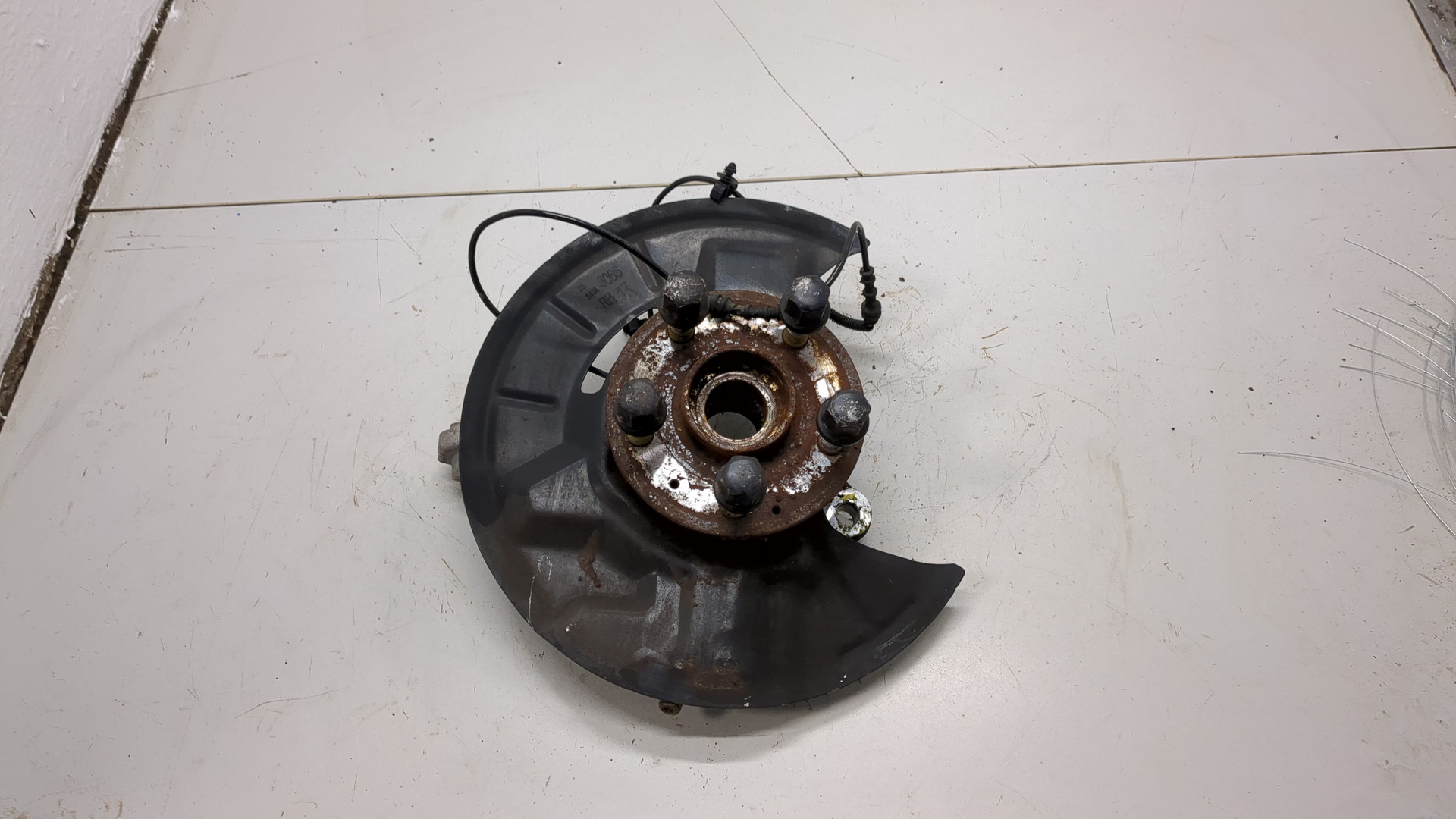 Кулак поворотный передний правый