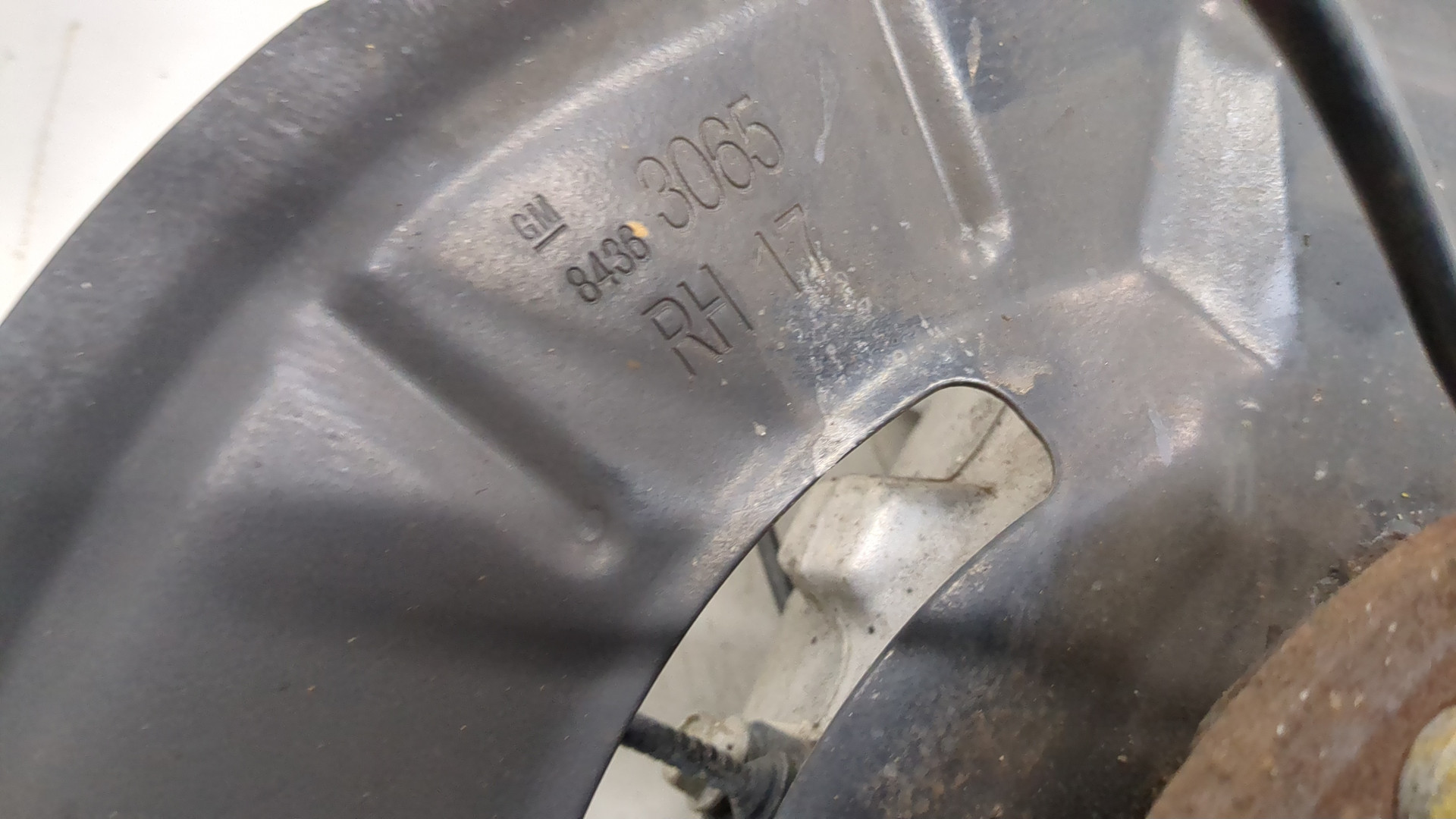 Кулак поворотный передний правый