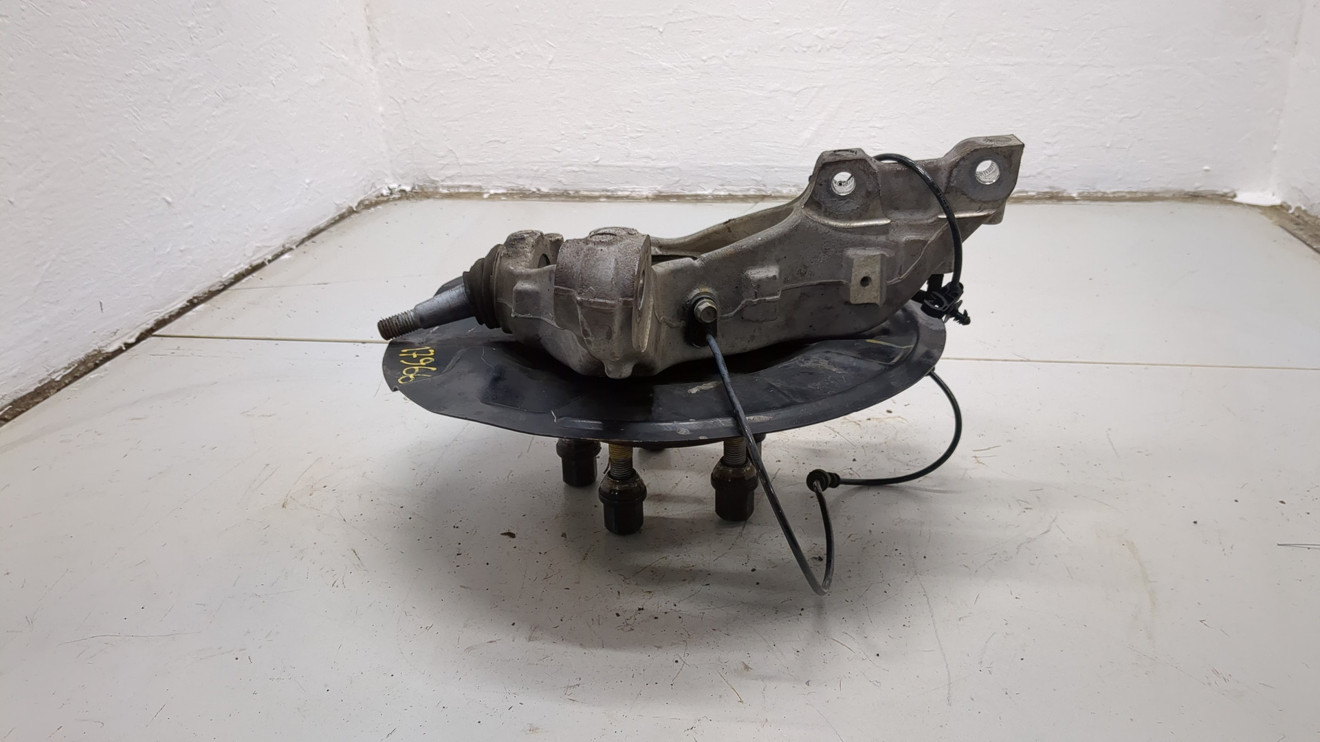 Кулак поворотный передний правый