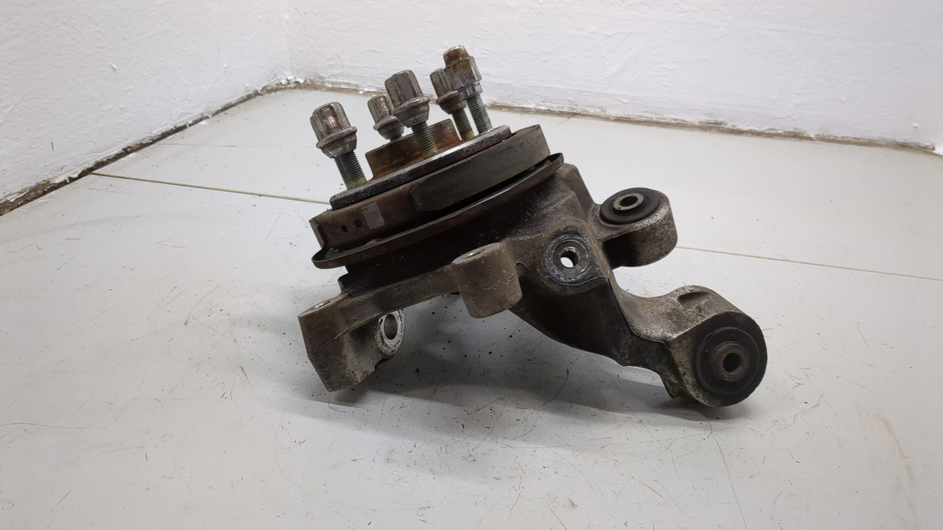 Кулак поворотный задний левый