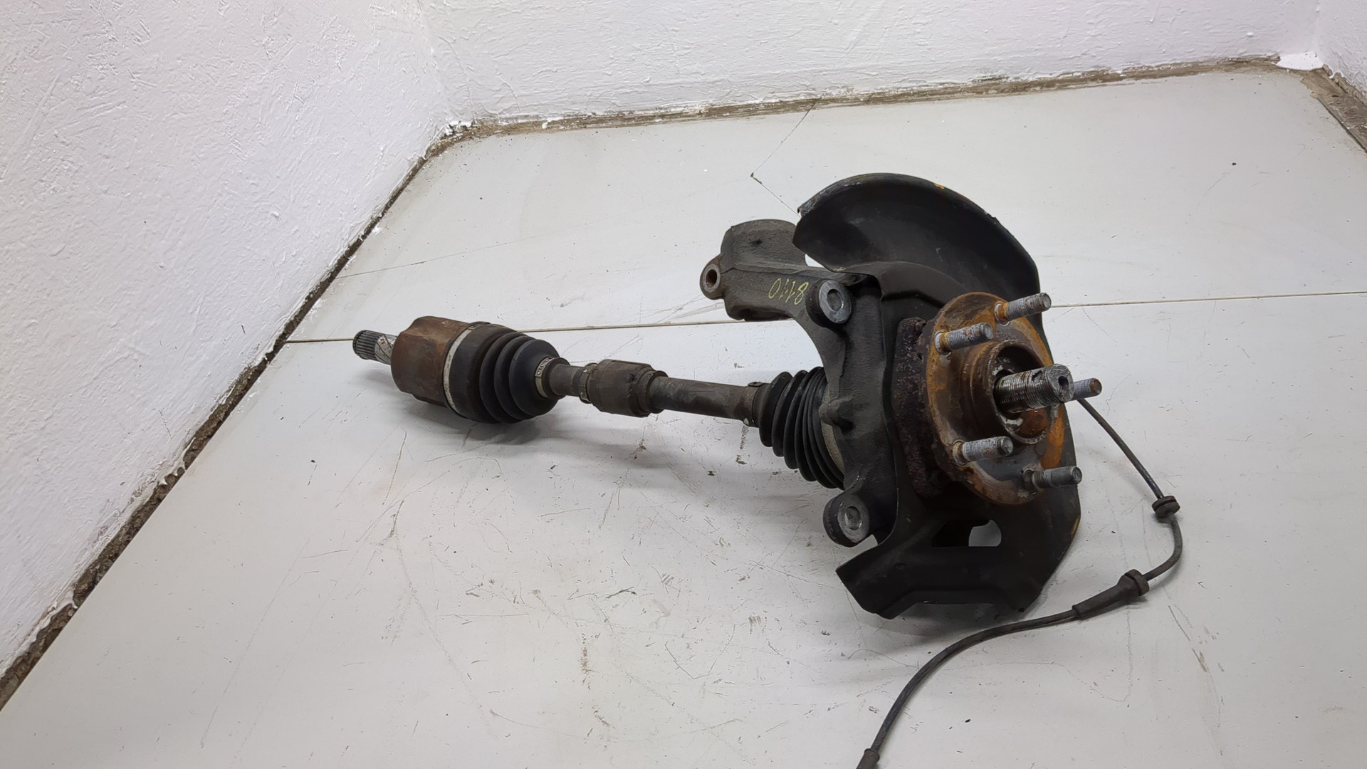 Кулак поворотный передний левый