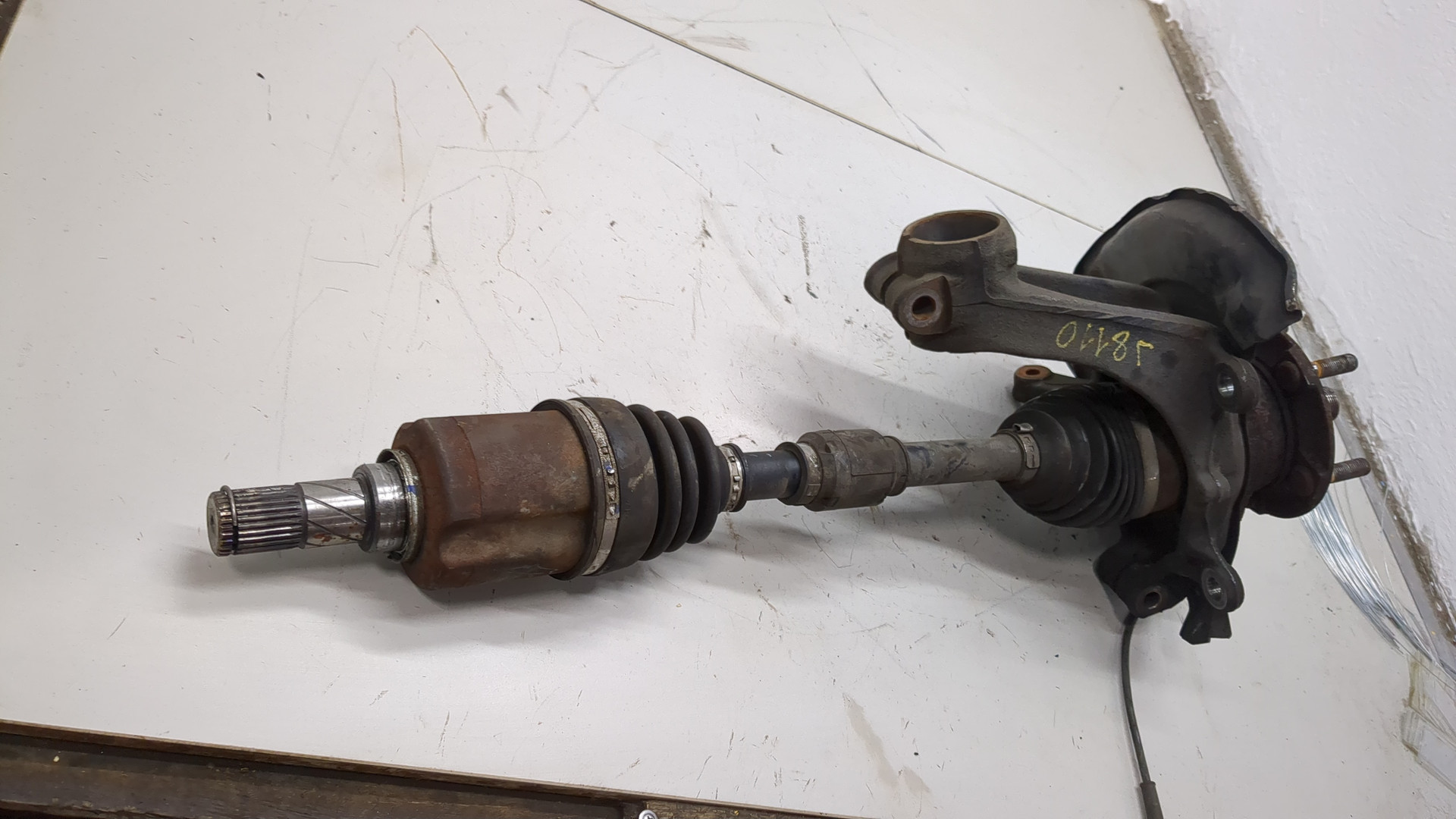 Кулак поворотный передний левый