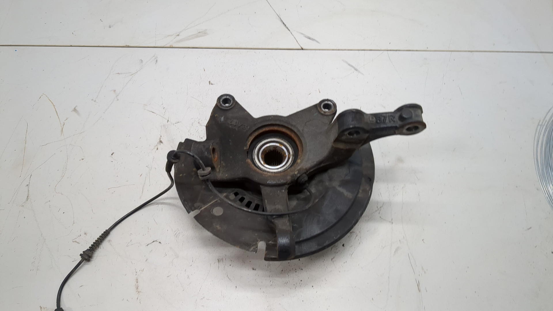 Кулак поворотный передний правый