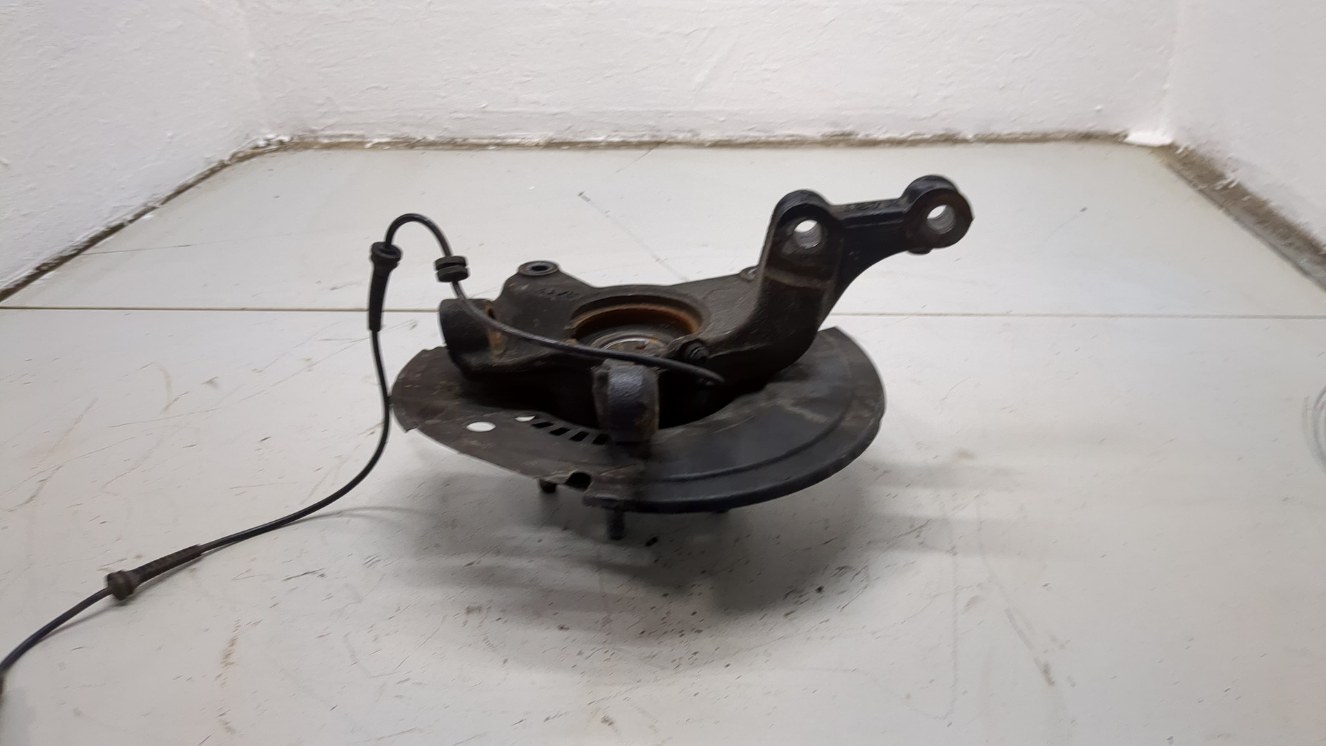 Кулак поворотный передний правый