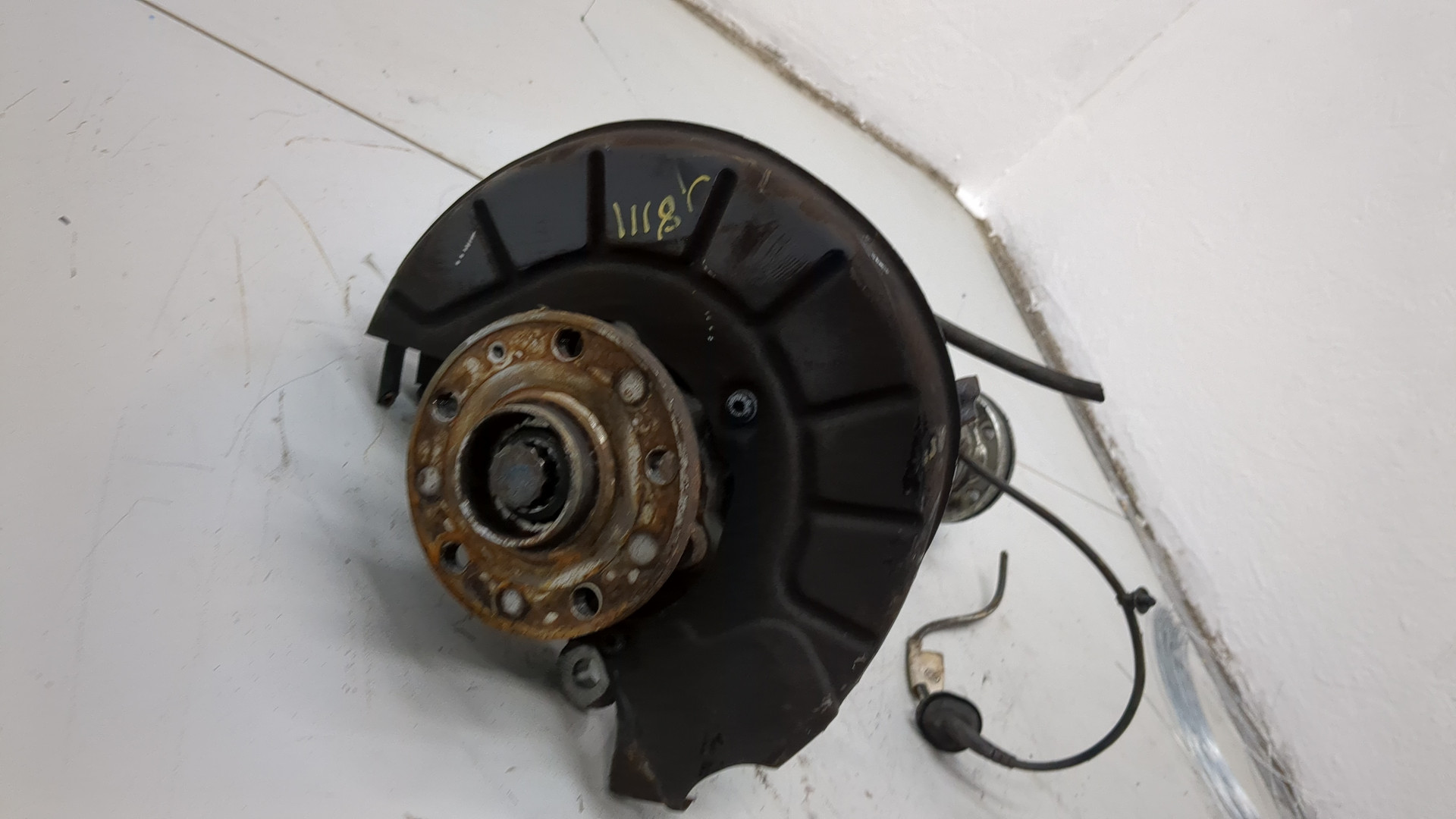 Кулак поворотный передний левый