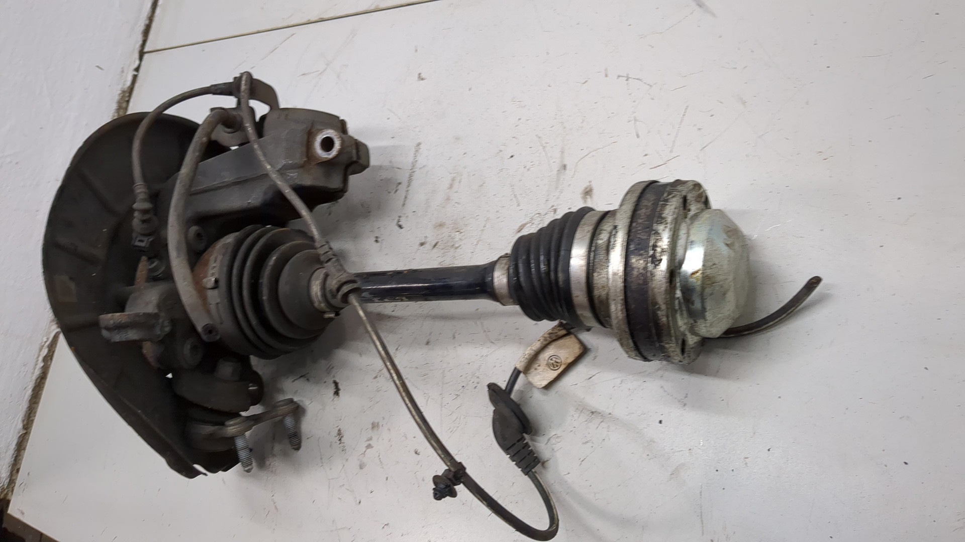 Кулак поворотный передний левый