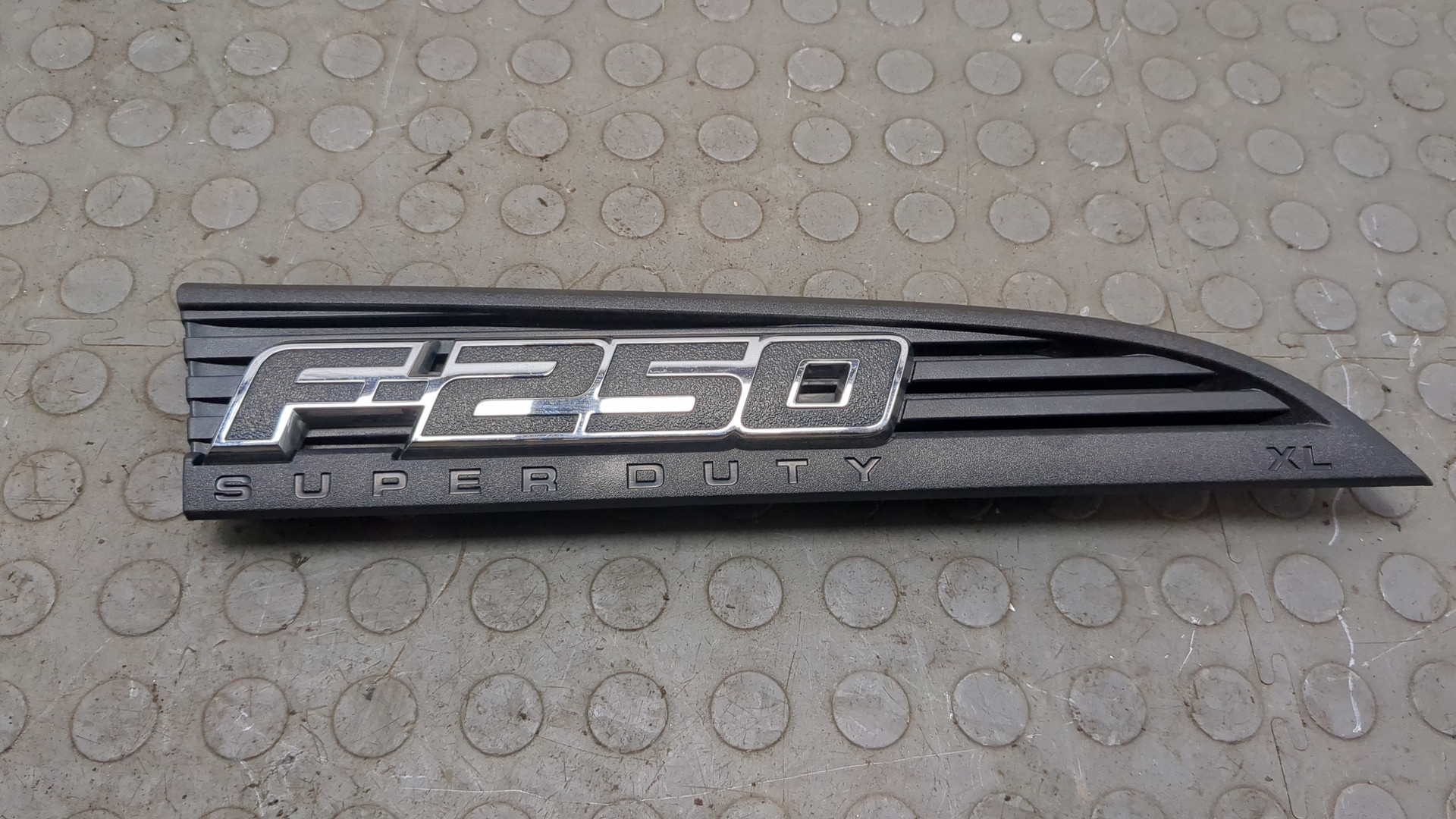 Накладка переднего крыла правого