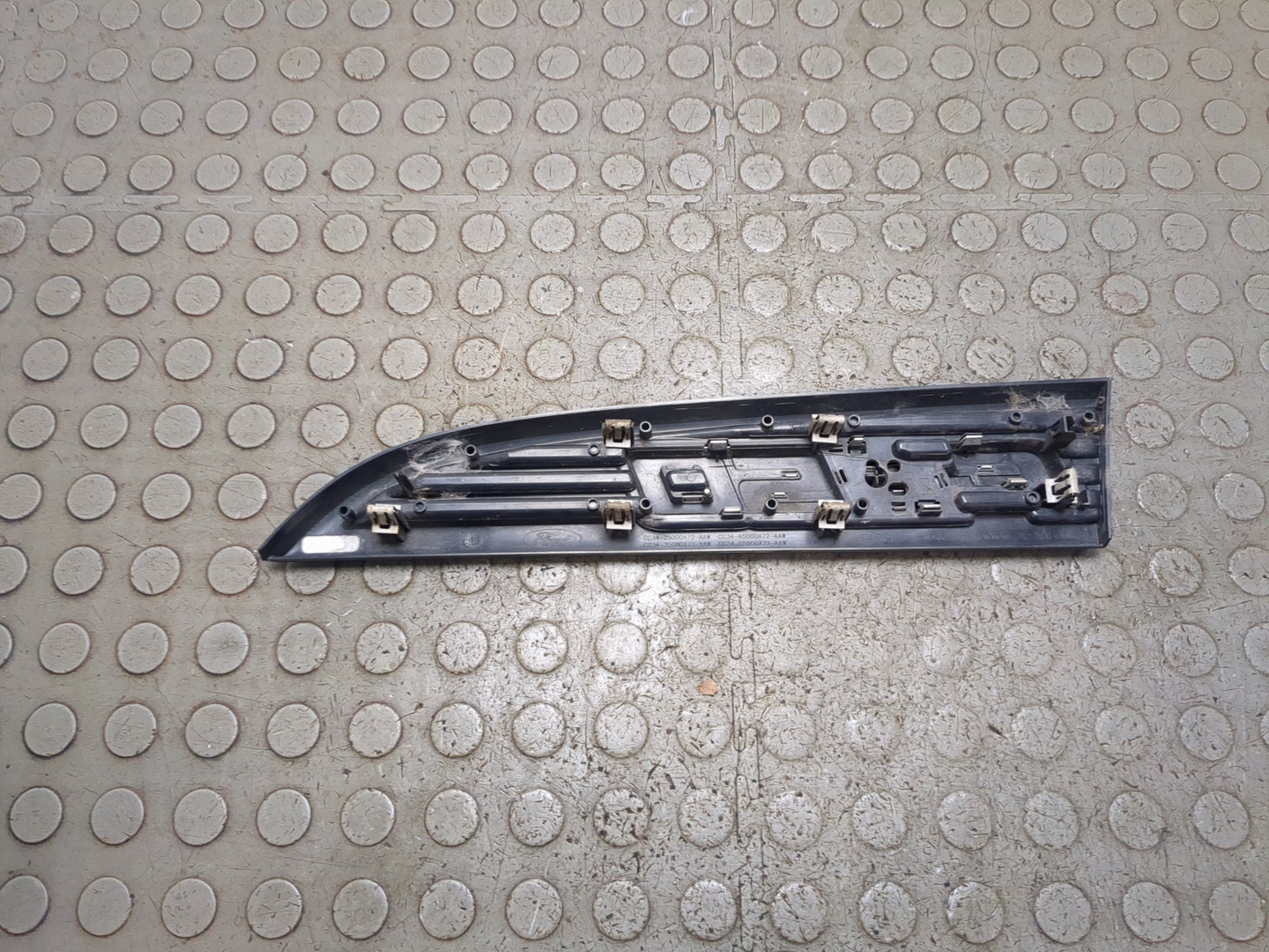 Накладка переднего крыла правого