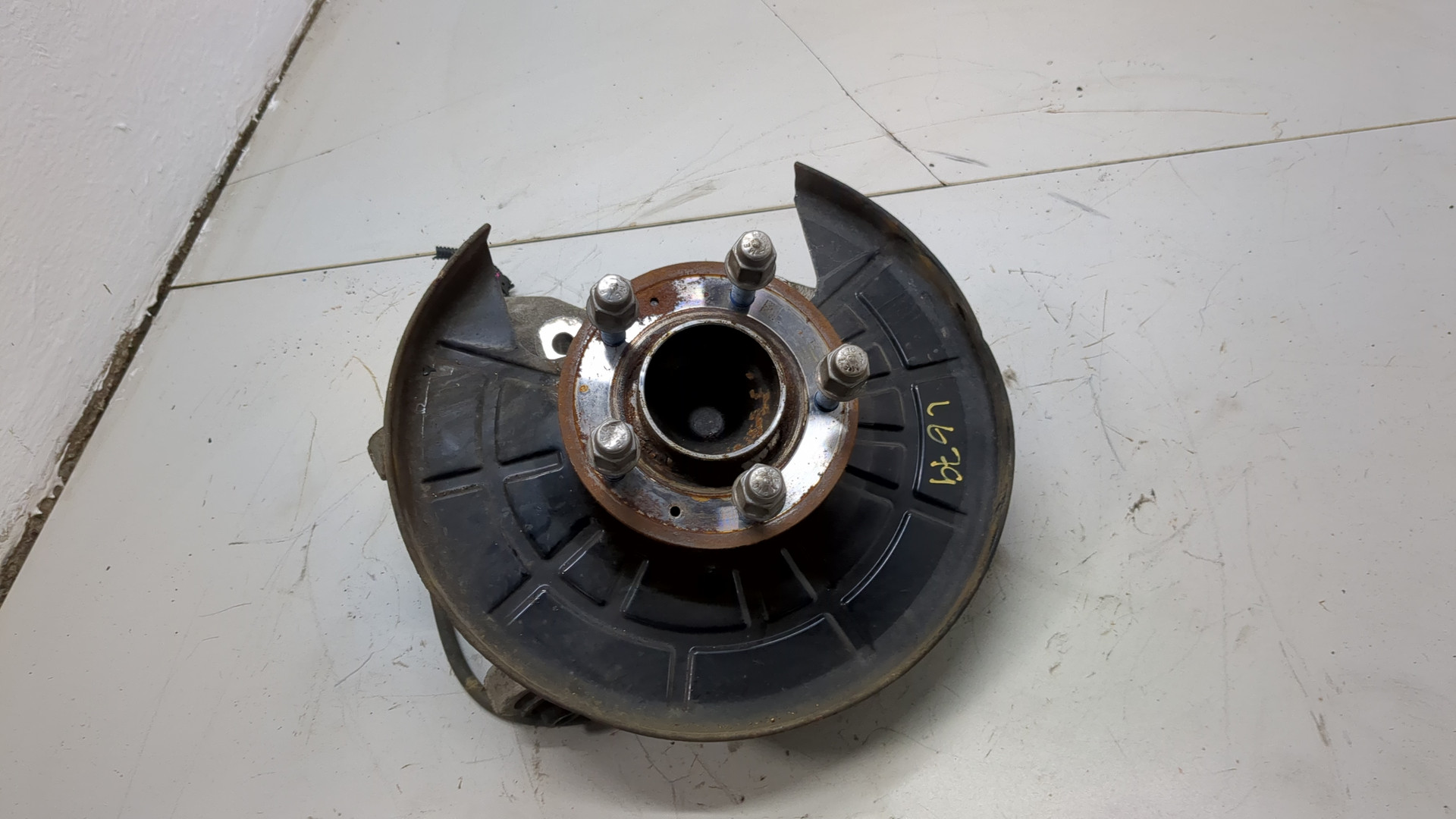 Кулак поворотный задний левый