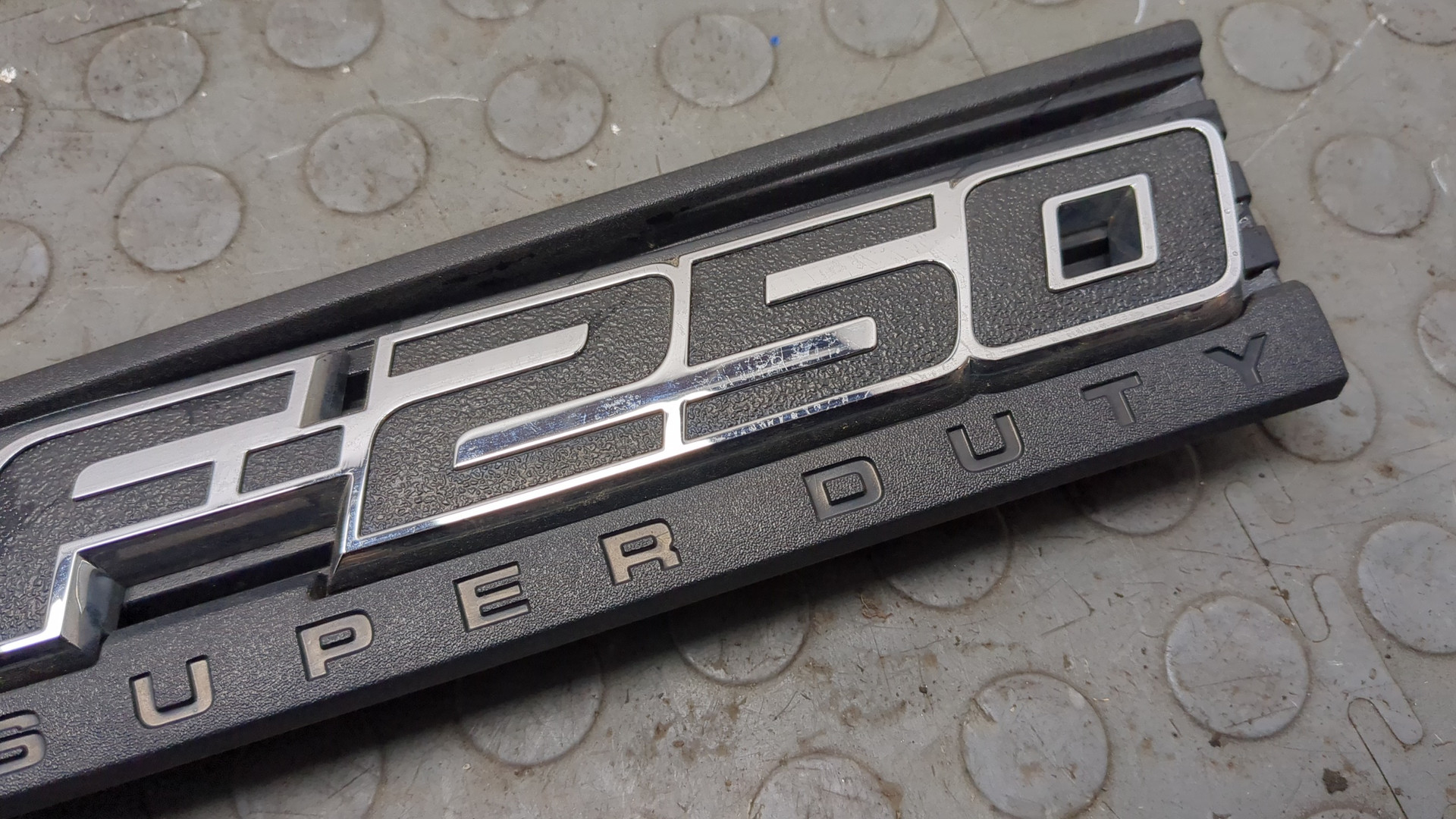 Накладка переднего крыла левого