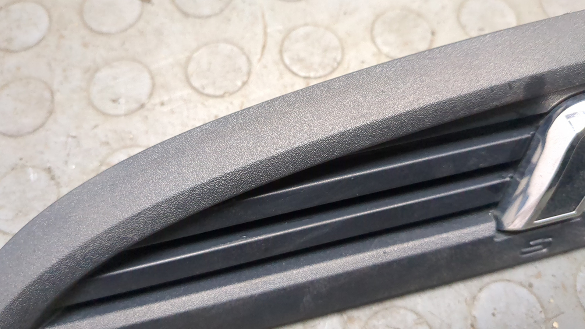 Накладка переднего крыла левого