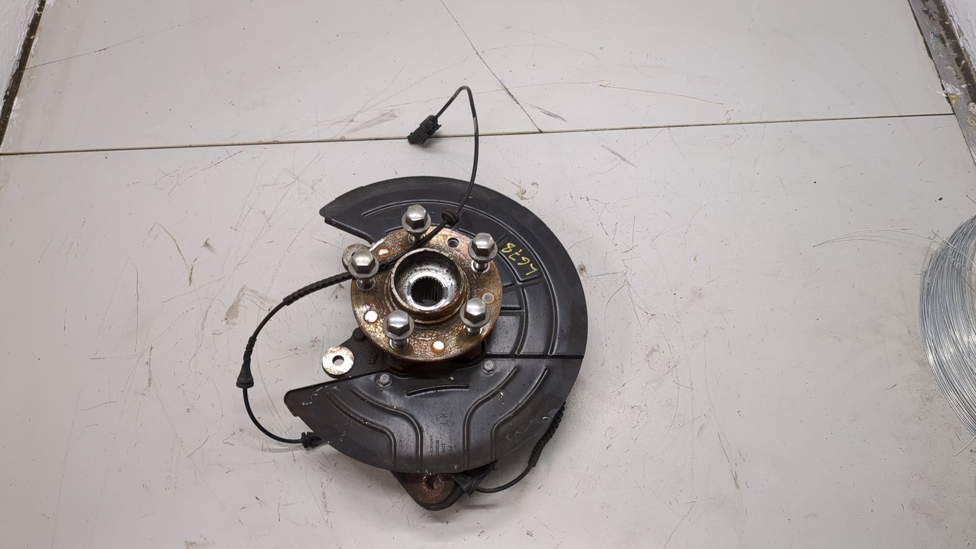 Кулак поворотный передний левый