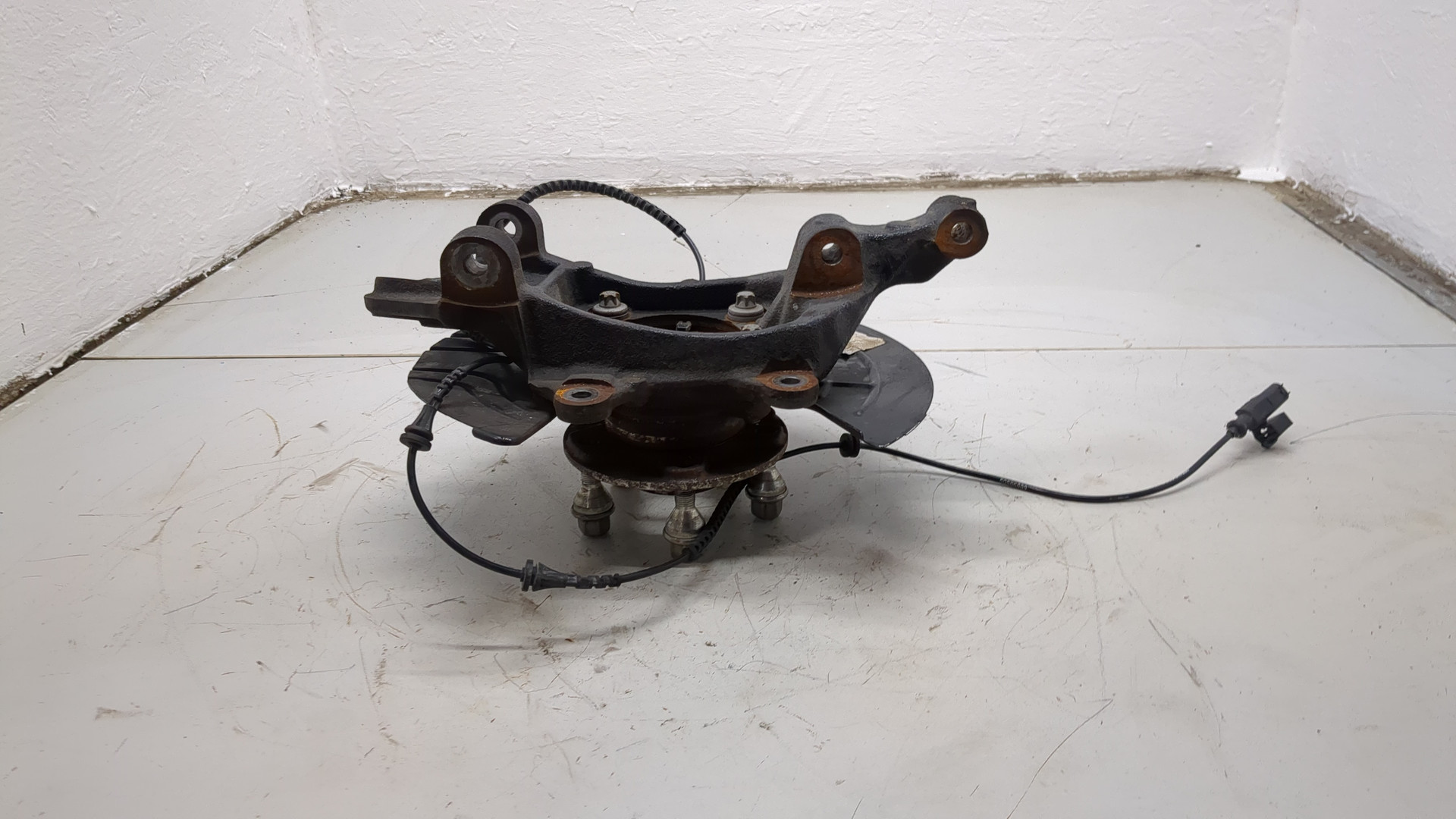 Кулак поворотный передний левый