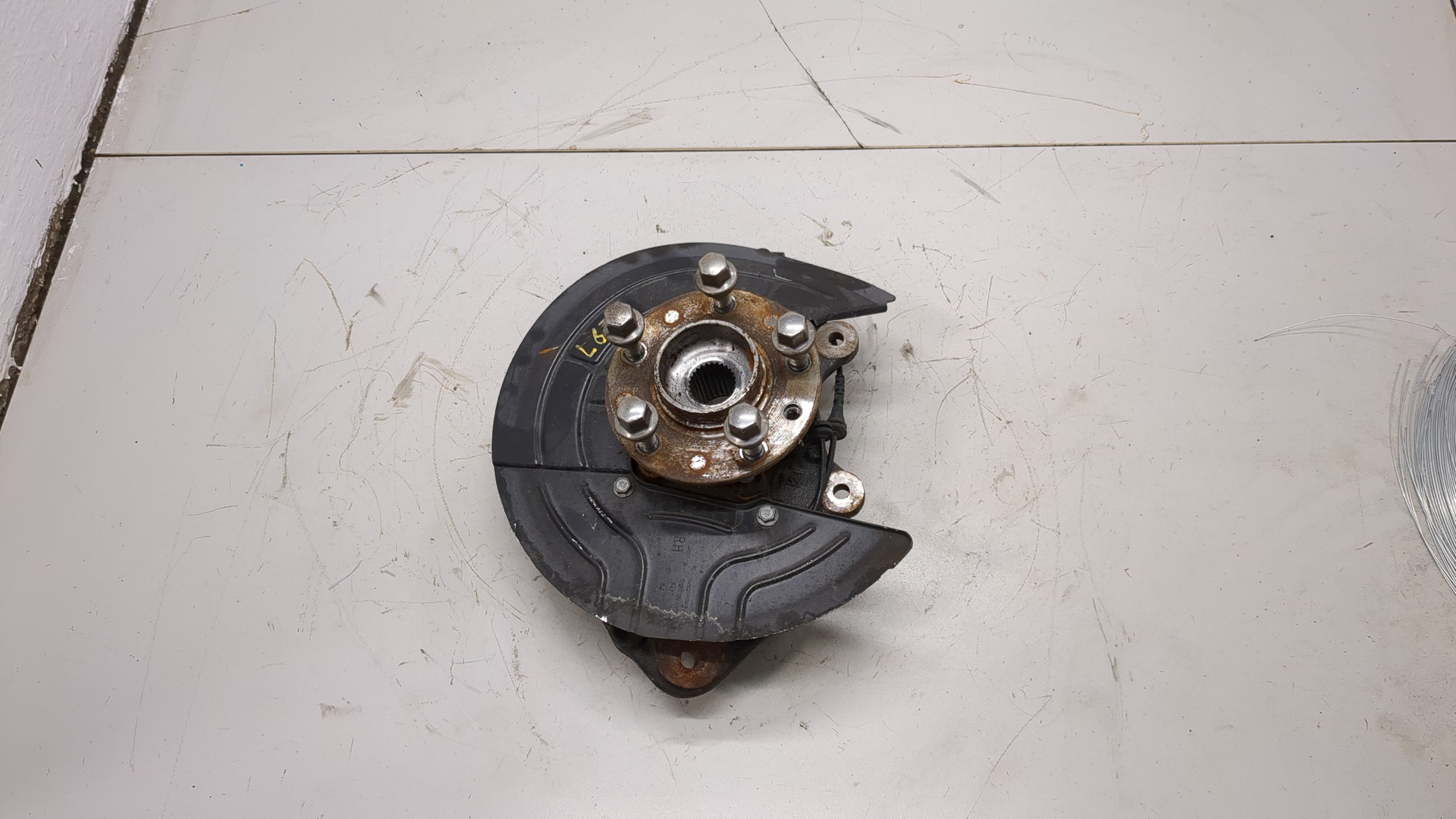 Кулак поворотный передний правый