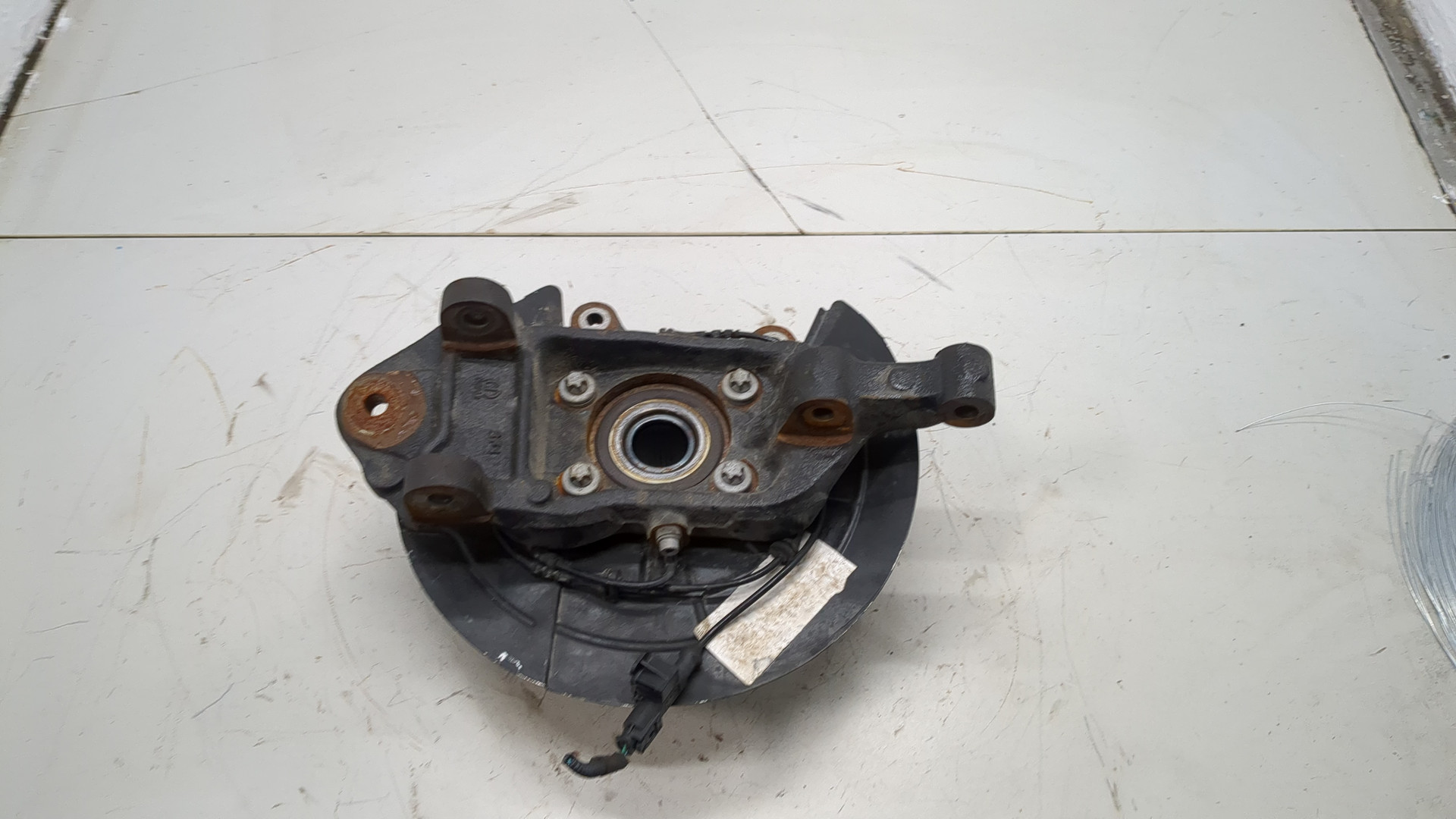 Кулак поворотный передний правый