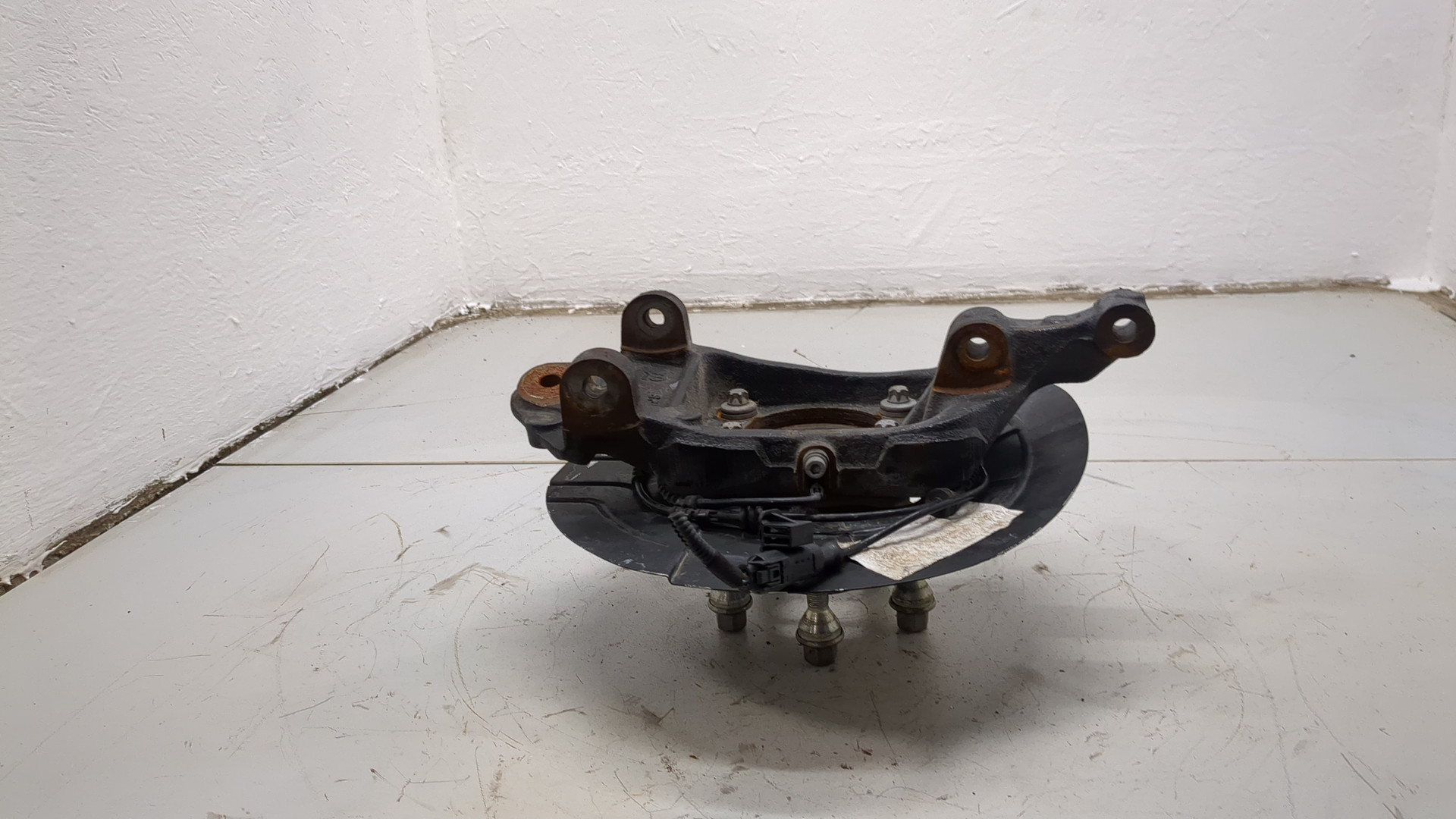 Кулак поворотный передний правый