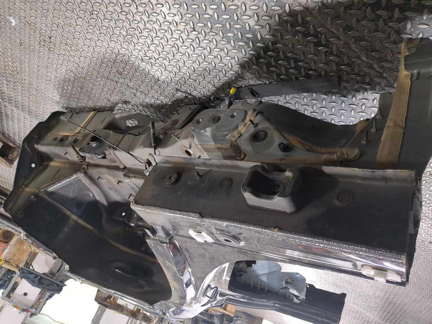 Кузовной элемент