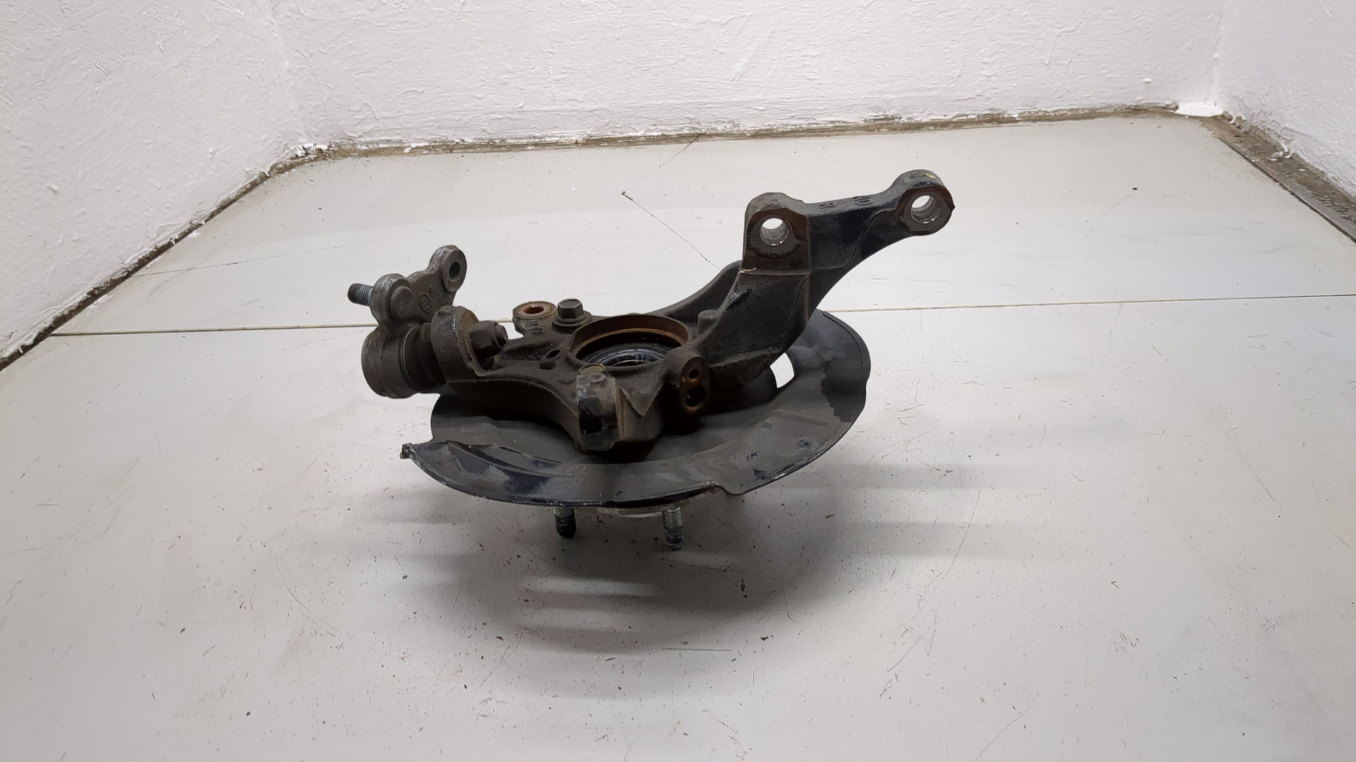 Кулак поворотный передний правый