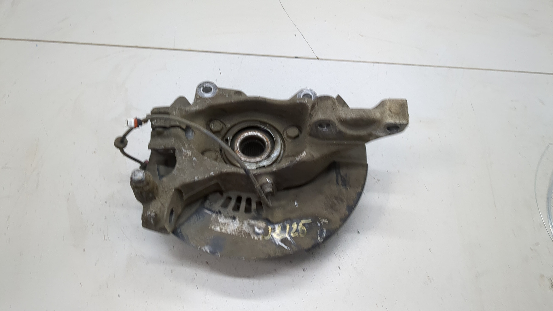 Кулак поворотный передний правый