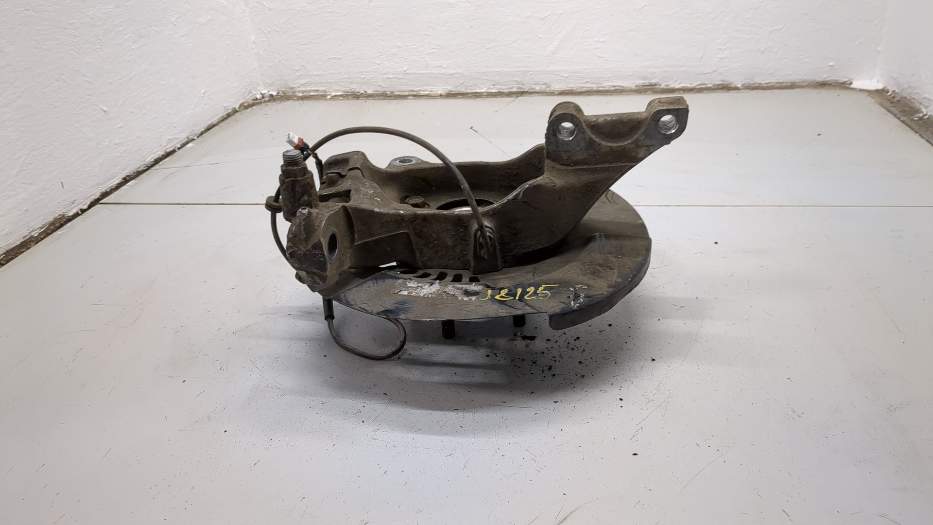 Кулак поворотный передний правый