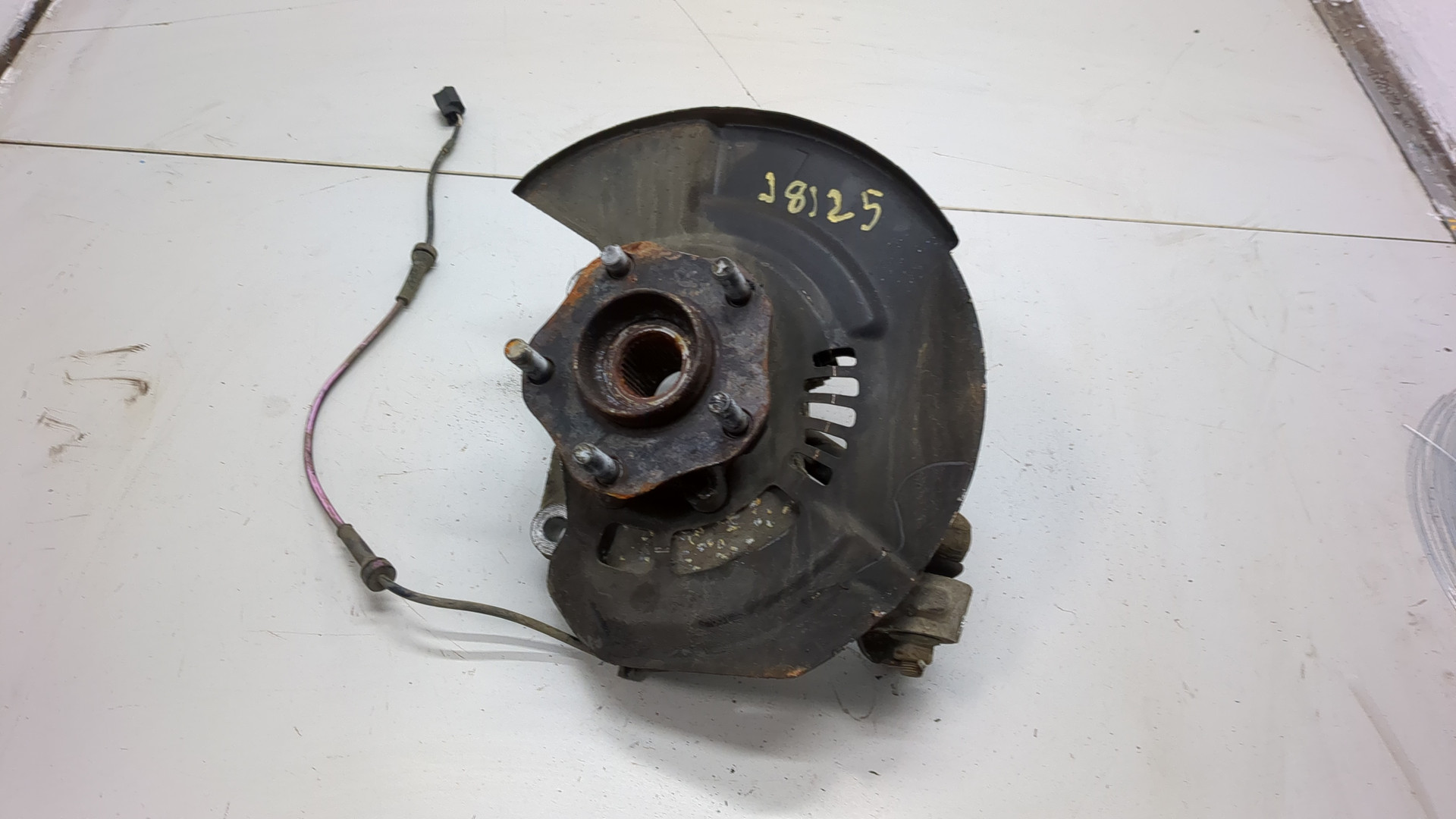 Кулак поворотный передний левый