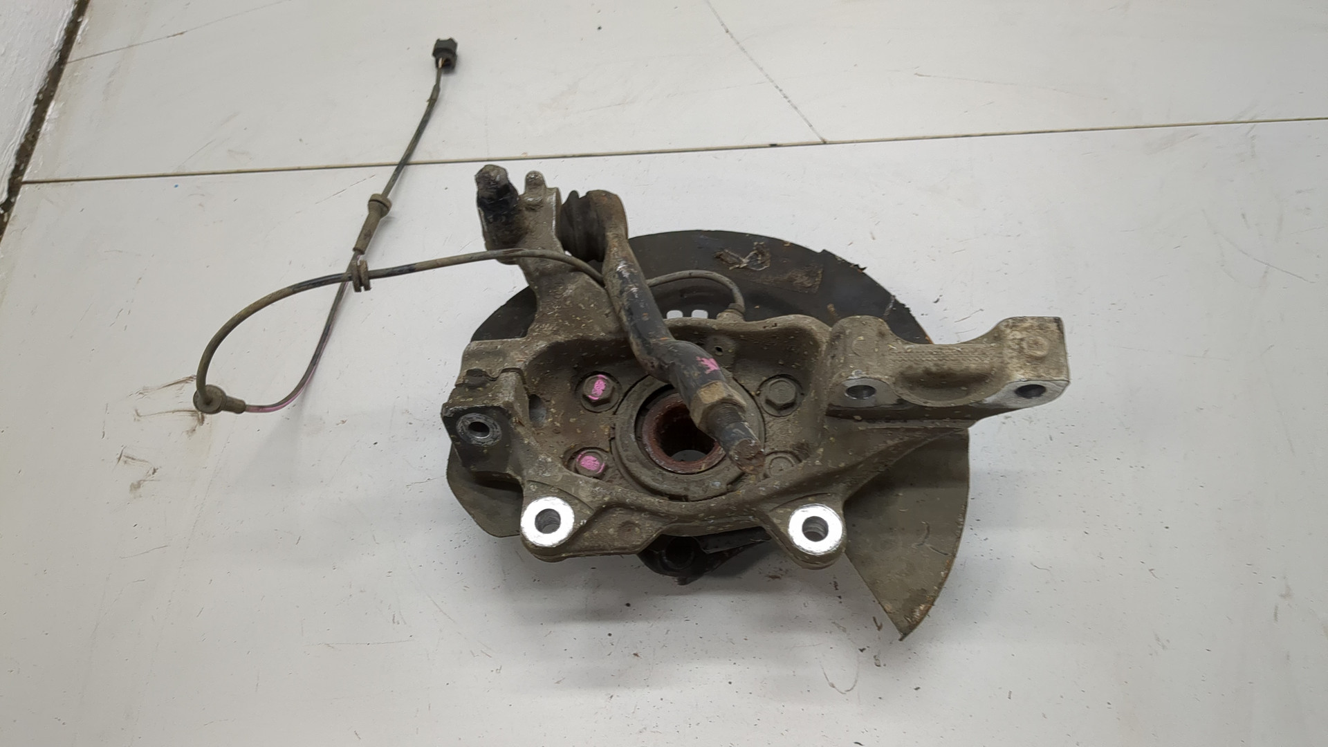 Кулак поворотный передний левый