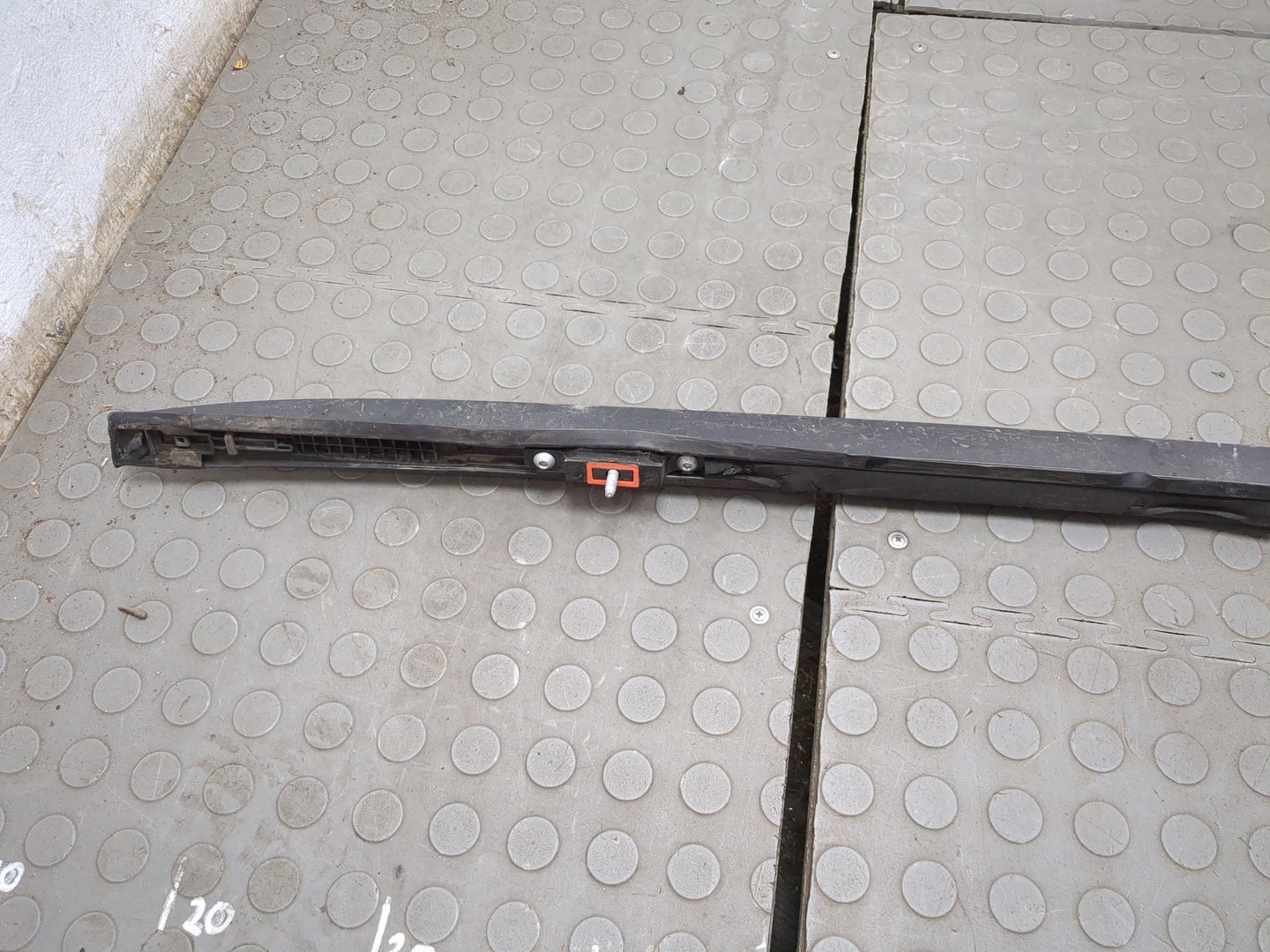 Рейлинг (релинг) левый (планка на крышу)