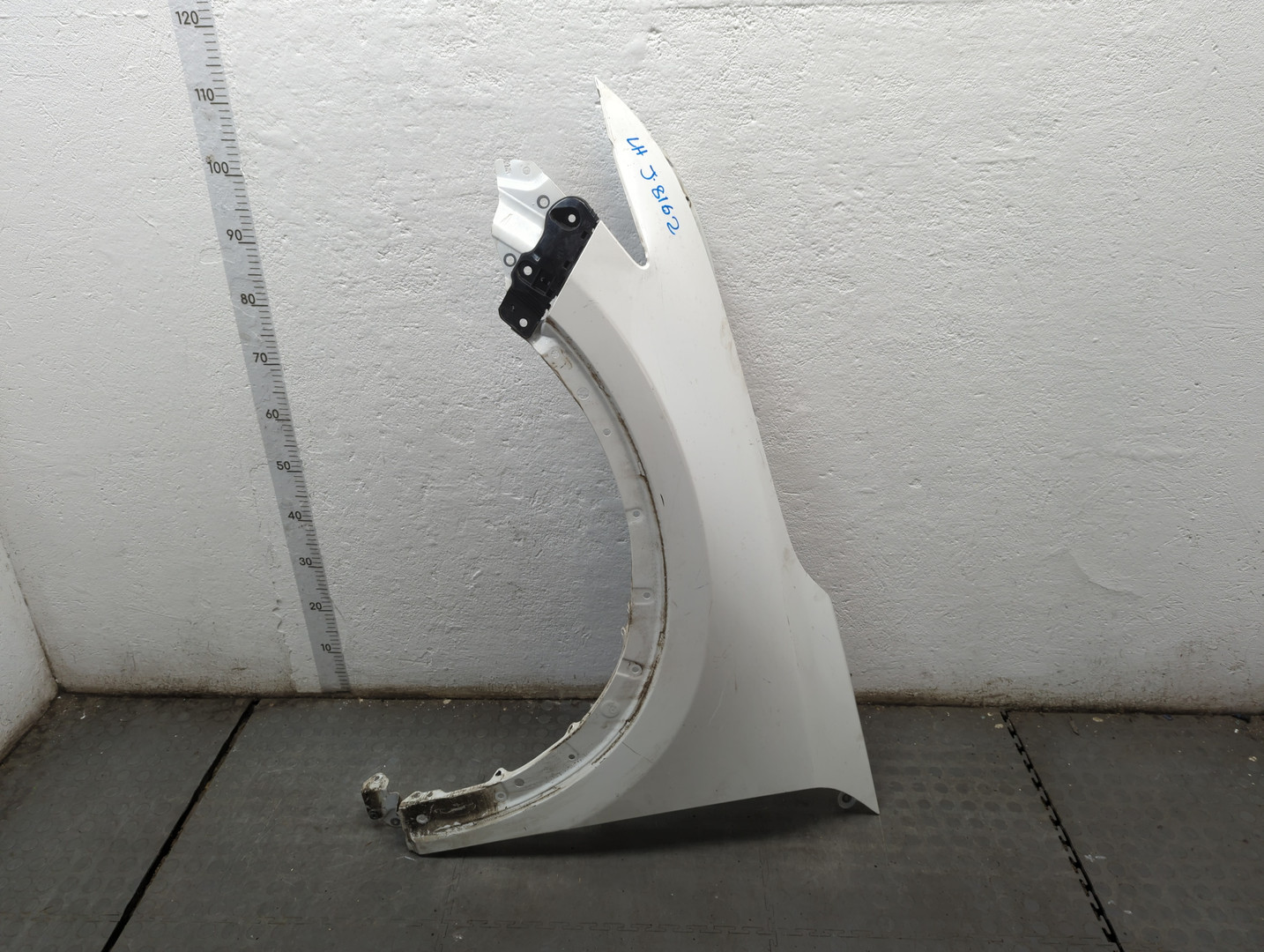 Крыло переднее левое