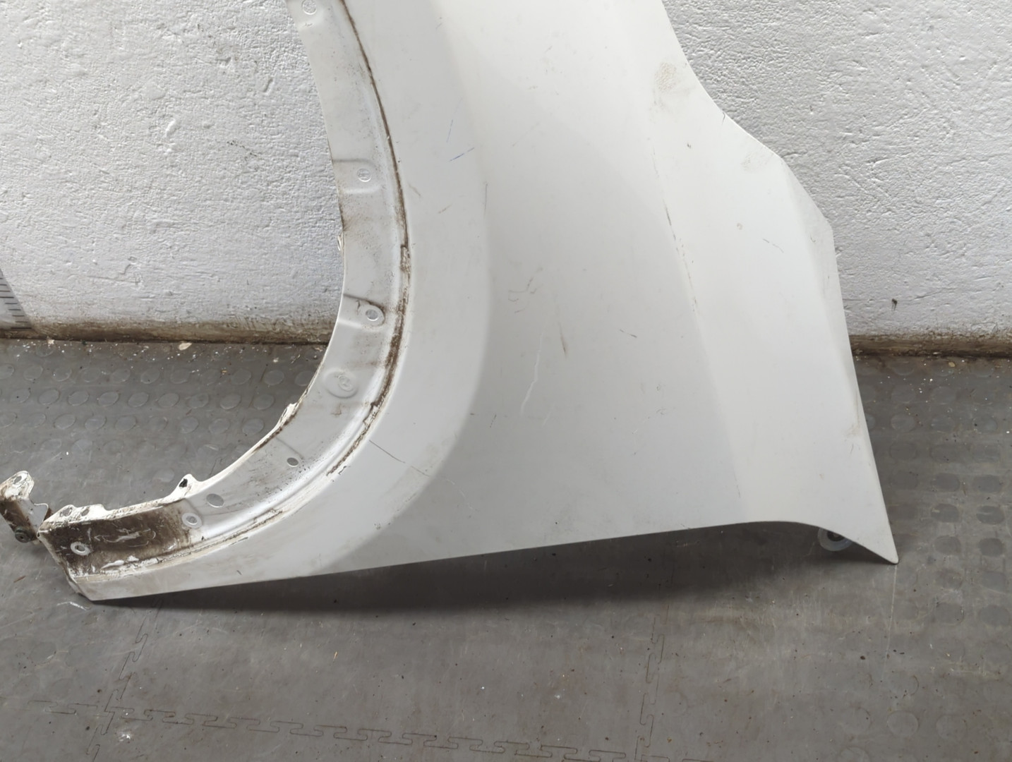 Крыло переднее левое