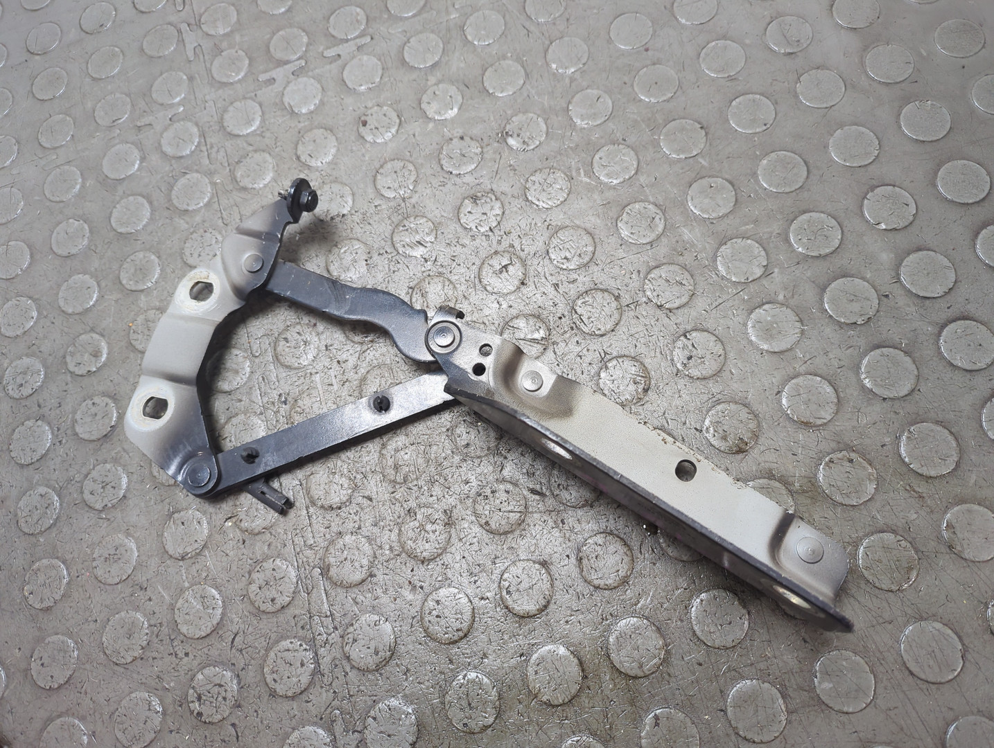 Петля капота правая