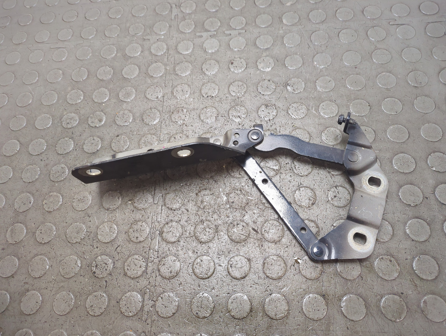 Петля капота левая