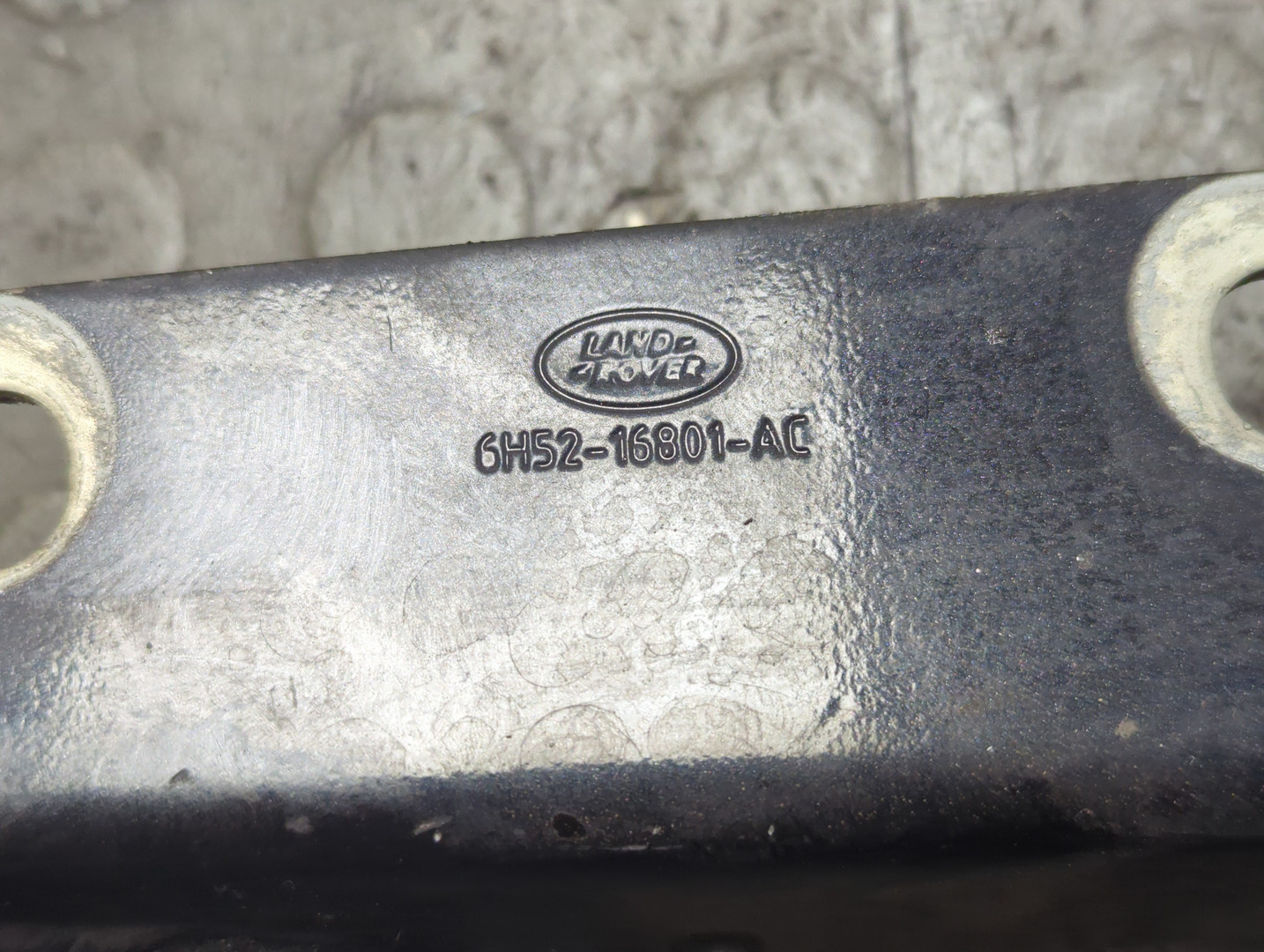 Петля капота левая