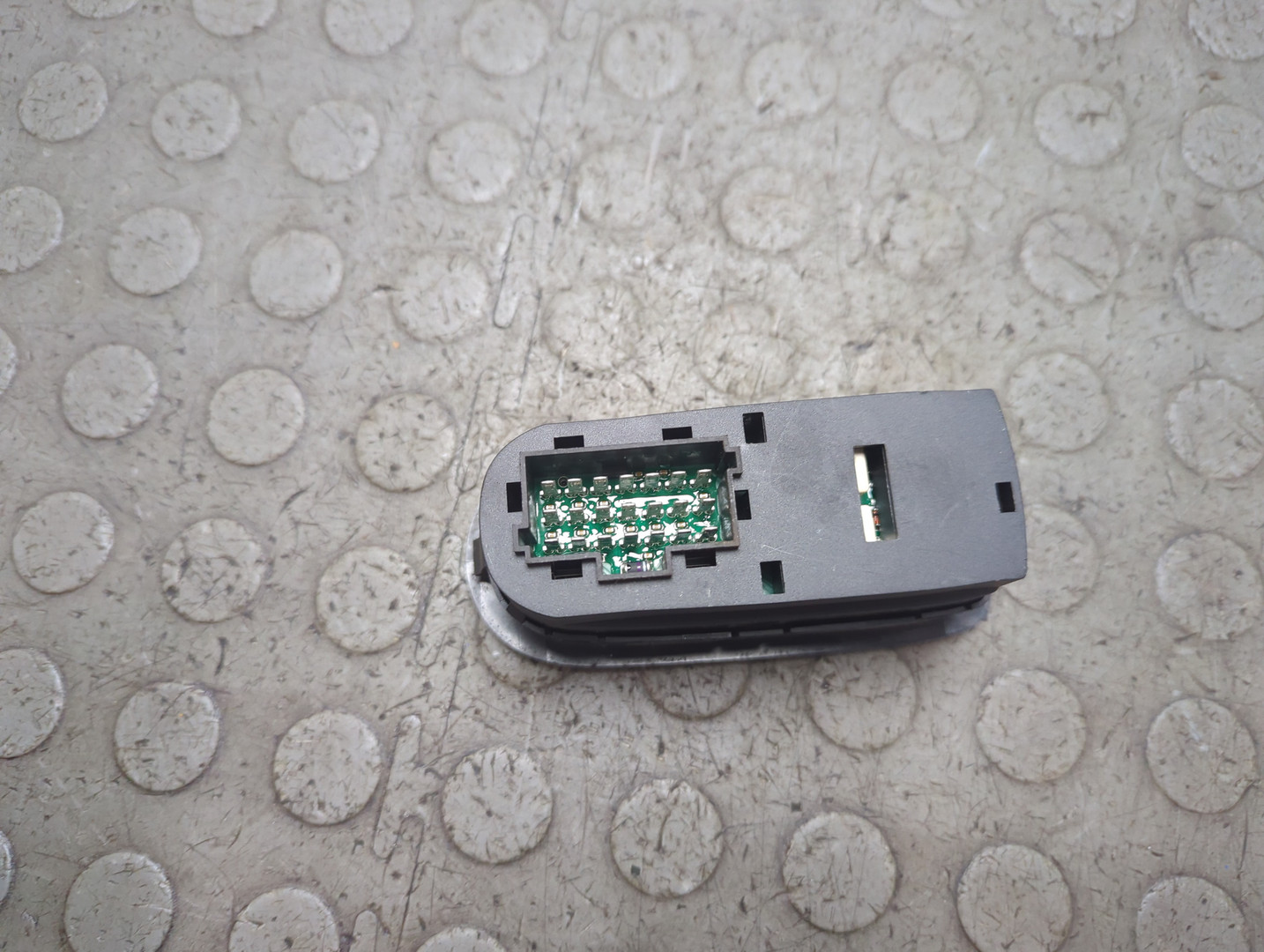 Кнопка стеклоподъемника