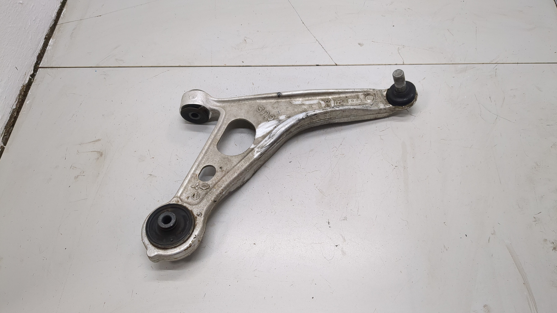 Рычаг передний правый