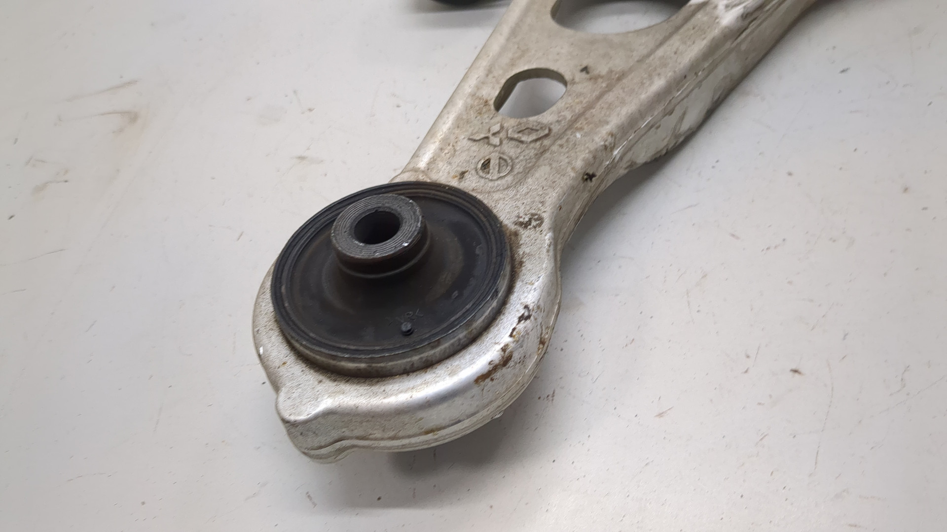 Рычаг передний правый