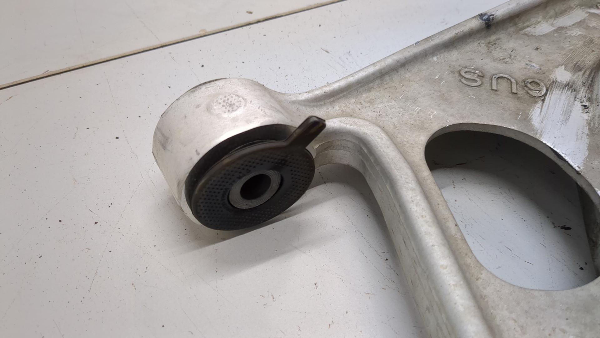 Рычаг передний правый