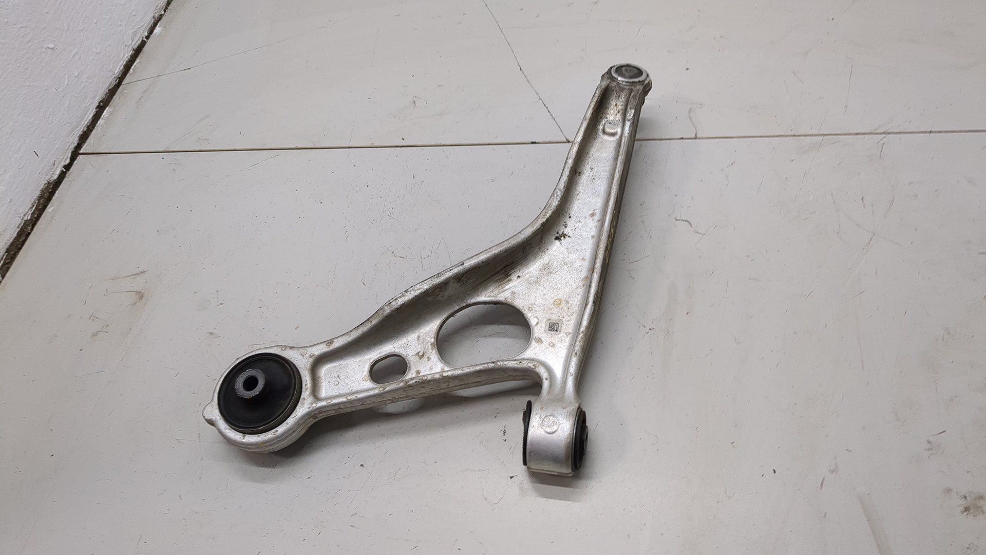 Рычаг передний правый