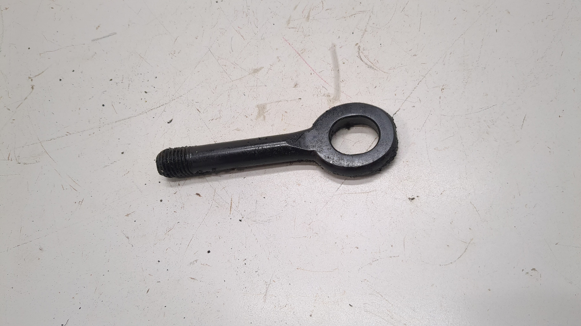 Крюк буксировочный