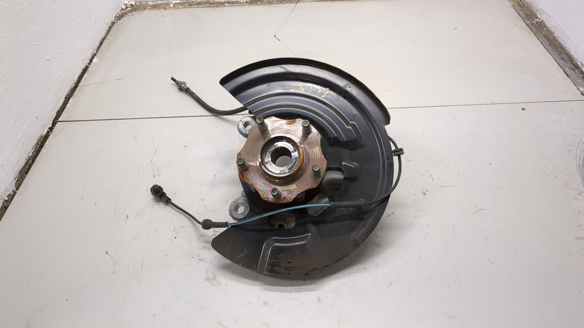 Кулак поворотный передний левый