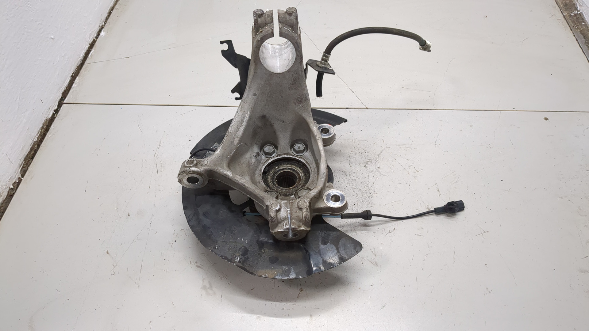 Кулак поворотный передний левый