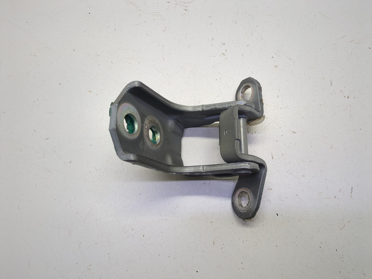 Петля двери