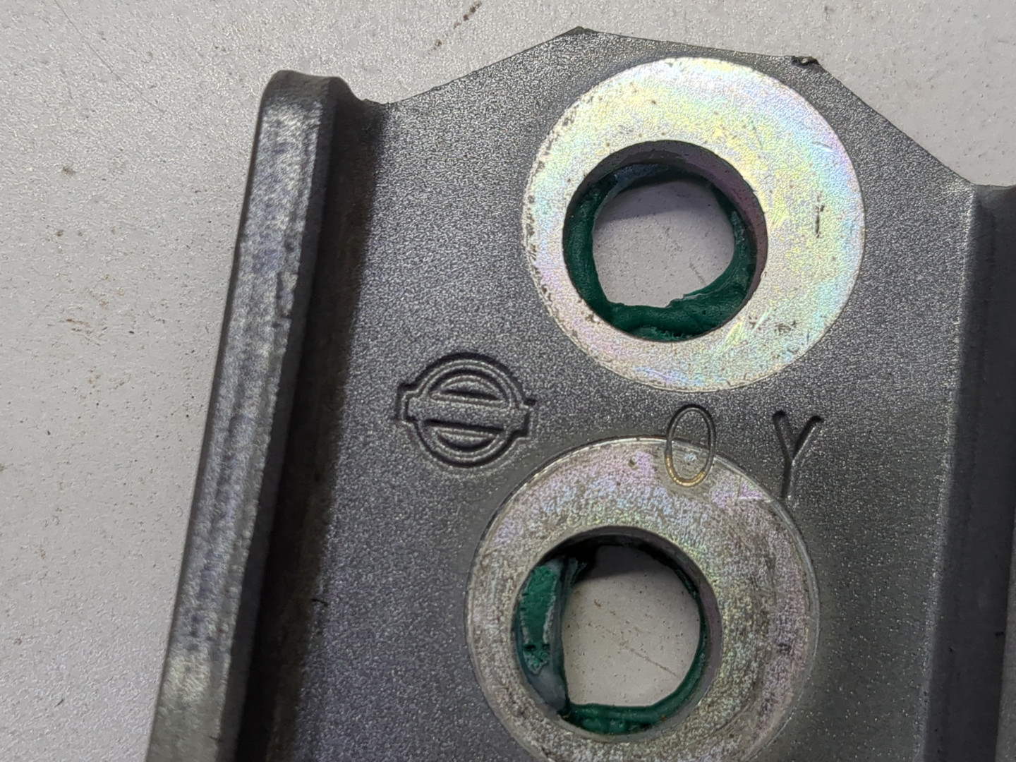 Петля двери