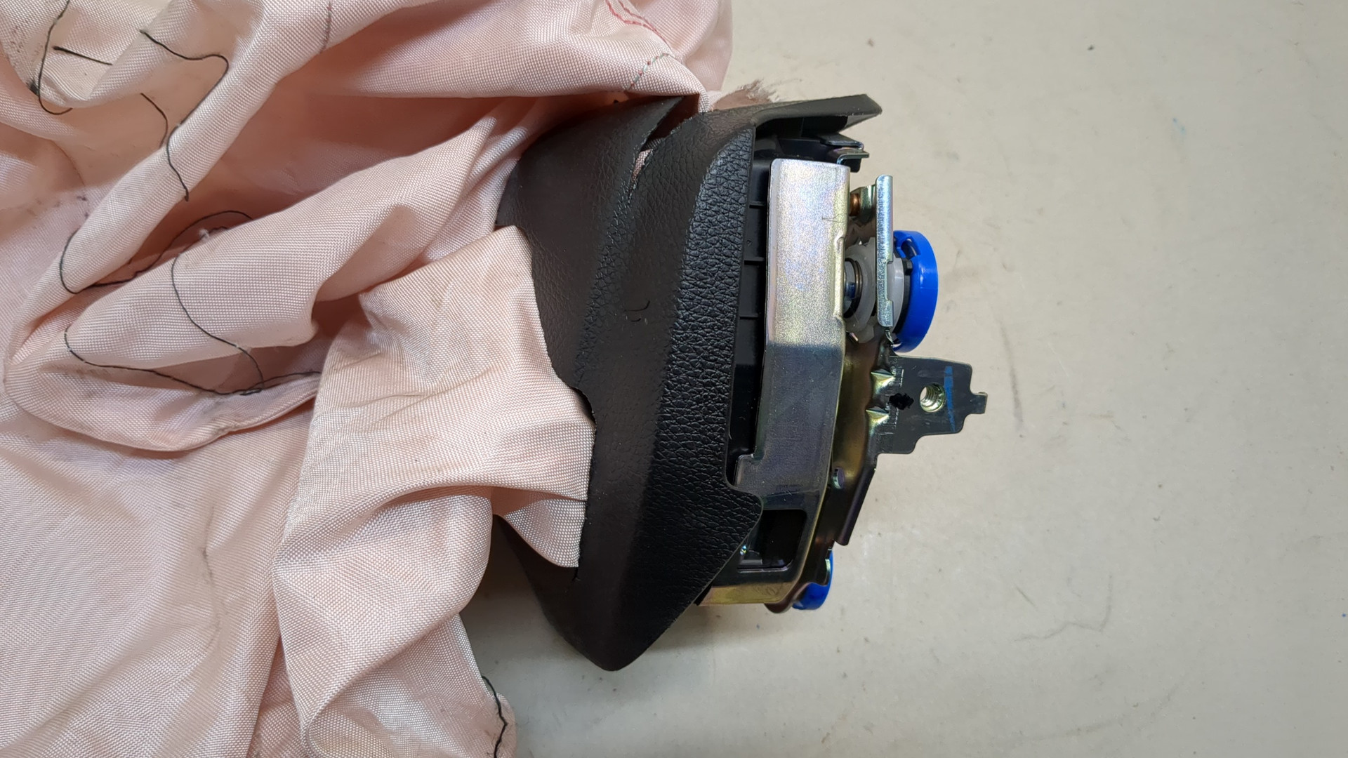 Подушка безопасности в рулевое колесо