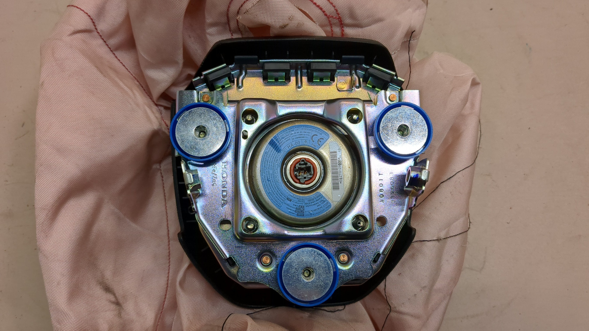 Подушка безопасности в рулевое колесо