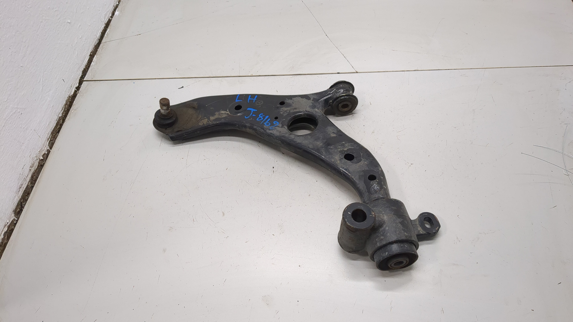 Рычаг передний левый
