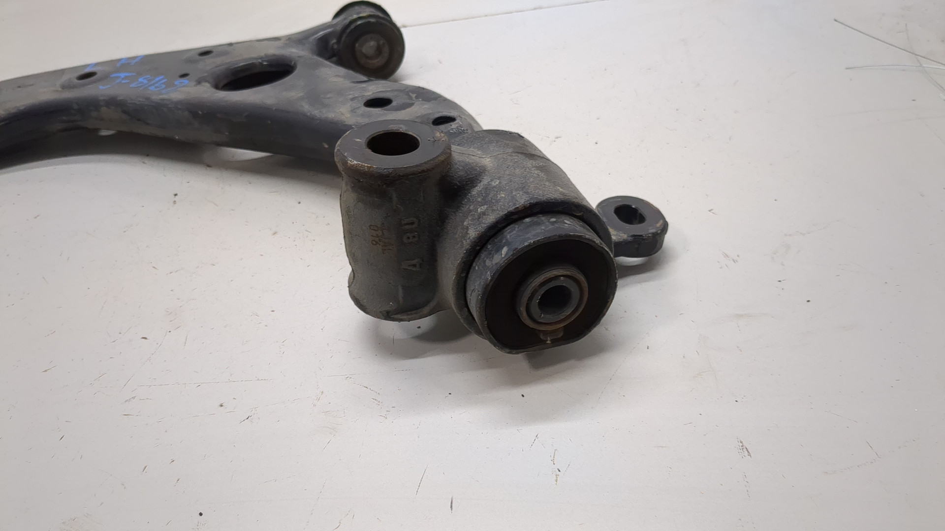 Рычаг передний левый